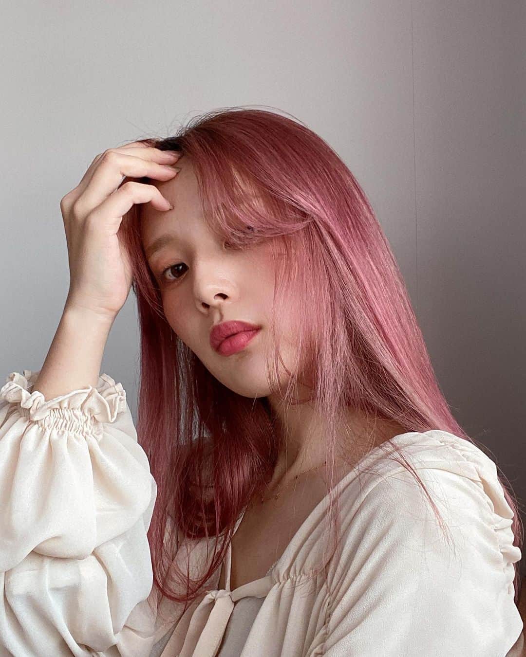 目見田早弥子のインスタグラム：「🌷 載せるタイミング失った写真がいろいろあるので long×pinkの少し懐かしいのを💭 @rmsbeautyjapan のティントデイリーリップバームの パッションレーンをつけてますが 発色良くてやっぱり可愛いですね🍑」