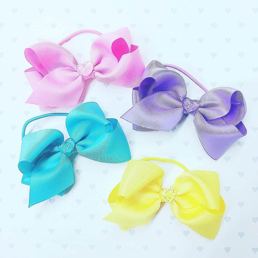 クレアーズのインスタグラム：「🎀クレアーズのリボン✨🌈✨ . クレアーズにはどんなスタイルの女の子にも合う🎀のアクセサリーがたくさん✨ リボンでファッションスタイルをコーデして、リボンをどこかに身に着けることで、きっと「誰にとっても何かがある！」そんな素敵な一日を過ごしてね💕 .  ＃クレアーズ#claires #fashion #kawaii #ファッション #カワイイ #accessory #アクセサリー #トレンド #おしゃれ #japan #JapaneseGirl #プチプラ #instagood #kawaiigirl #リボン #リボンポニー#リボンモチーフ#リボン#リボンアレンジ #リボンヘア #リボンゴム #リボンモチーフアクセサリー」