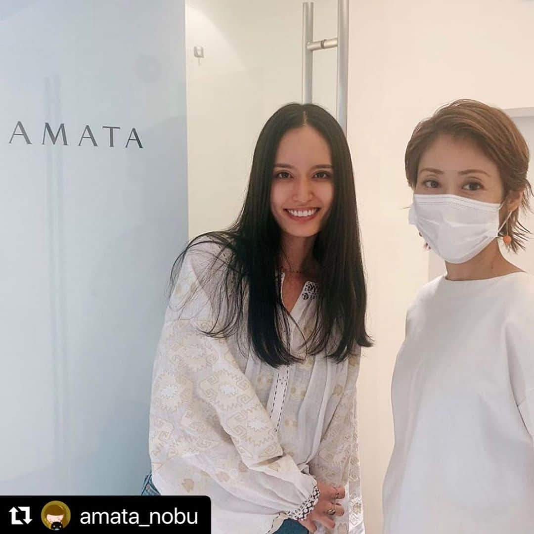 Ennaのインスタグラム：「渡航前に @hairsalon_amata にてスペシャルなヘアエステを受けてきました。1年間限定の @sisleyparisofficial  とのコラボメニューで、とっっても最高な時間だった。  Nobueさん❤️いつも本当にありがとうございます。 カッコいい女性だなぁといつも惚れ惚れしてます。   #Repost @amata_nobu with @make_repost ・・・ モデルのENNAさん  @enna_81  いつも髪のメンテナンスを担当させていただいています。 彼女の美しすぎる美貌は見ているだけで癒されます🥰 しかし、美女ともしばしのお別れ😭 旦那様のお仕事の関係で サウジアラビア🇸🇦へ 男の子の母でもあり、子育ての悩みや情報を分かち合えいたのでしばらくお会いできないのが寂しい。。。 お互い頑張ろう！っという決意のもと 今年最後のヘアエステをご堪能いただきました😊 @hairrituelbysisley  『AMATA × HAIR rituel by sisley』 120分 ¥18,000+tax ラグジュアリー満載！！！ と絶賛いただきました🙌 #AMATA #ヘアエステ @enna_81  #最高の美女」