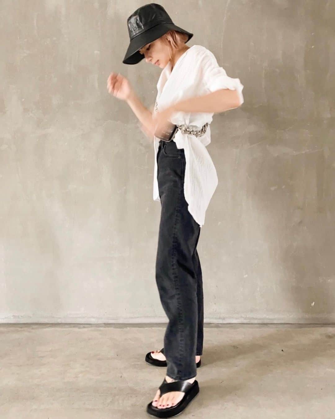 のインスタグラム：「. ひなさんとお散歩デート。  shirt @searoomlynn_official  denim @yanuk_official × @ayaaa0707 × @yuttan1977  shoes @maisontherow  hat @searoomlynn_official  bag @kara   👖🖤🤍  #mylifeisbeautiful #suzuka_ootd」