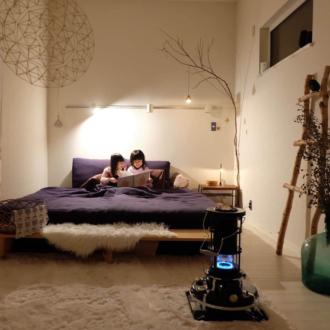 ムクリ［mukuri］さんのインスタグラム写真 - (ムクリ［mukuri］Instagram)「「癒しとコミュニケーションをいざなう寝室」白樺の家具の作り方をご紹介  高い天井に柔らかな明かりを灯すライト。 姉妹が寄り添うそばにはプロジェクターもあり、 一度見ると忘れらない寝室。  実はこの寝室、もともとは家に組み込まれていた車庫だった場所をDIYして北欧モダン風の寝室へと仕上げたそうです。  寝室は一日の疲れを癒す場所でもあり、 就寝前にこどもたちとおしゃべりをしたり、 絵本を読み聞かせたりと、 家族がゆったりとすごす空間。  特別な空間だからこそ、 家での時間を大切にする北欧スタイルに近づけようと インテリアをデザイン。  白樺のベンチやラダー、 ディスプレイのDIYについてご紹介いただいてます。  布団のぬくもりが恋しくなる季節がやってきます。 寝室の雰囲気を少し変えるだけでも、 おうち時間の充実度も高まりそうですね。  ▶︎ご紹介した記事 https://mukuri.themedia.jp/posts/6225105 「mumakari」さんのコラム一覧よりご覧いただけます。  #DIY #インテリア #田舎暮らし #こどものいる暮らし #寝室 #子供部屋 #中古住宅#リノベーション#マイホーム#家 #おうち#住まい #家づくり#北欧インテリア#北欧モダン#モダンインテリア#interior#賃貸インテリア #こどもと暮らす #暮らし#暮らしを楽しむ #丁寧な暮らし #日々 #日々のこと #日々の暮らし#くらしの編集 #ムクリ」9月20日 12時05分 - mukuri_official
