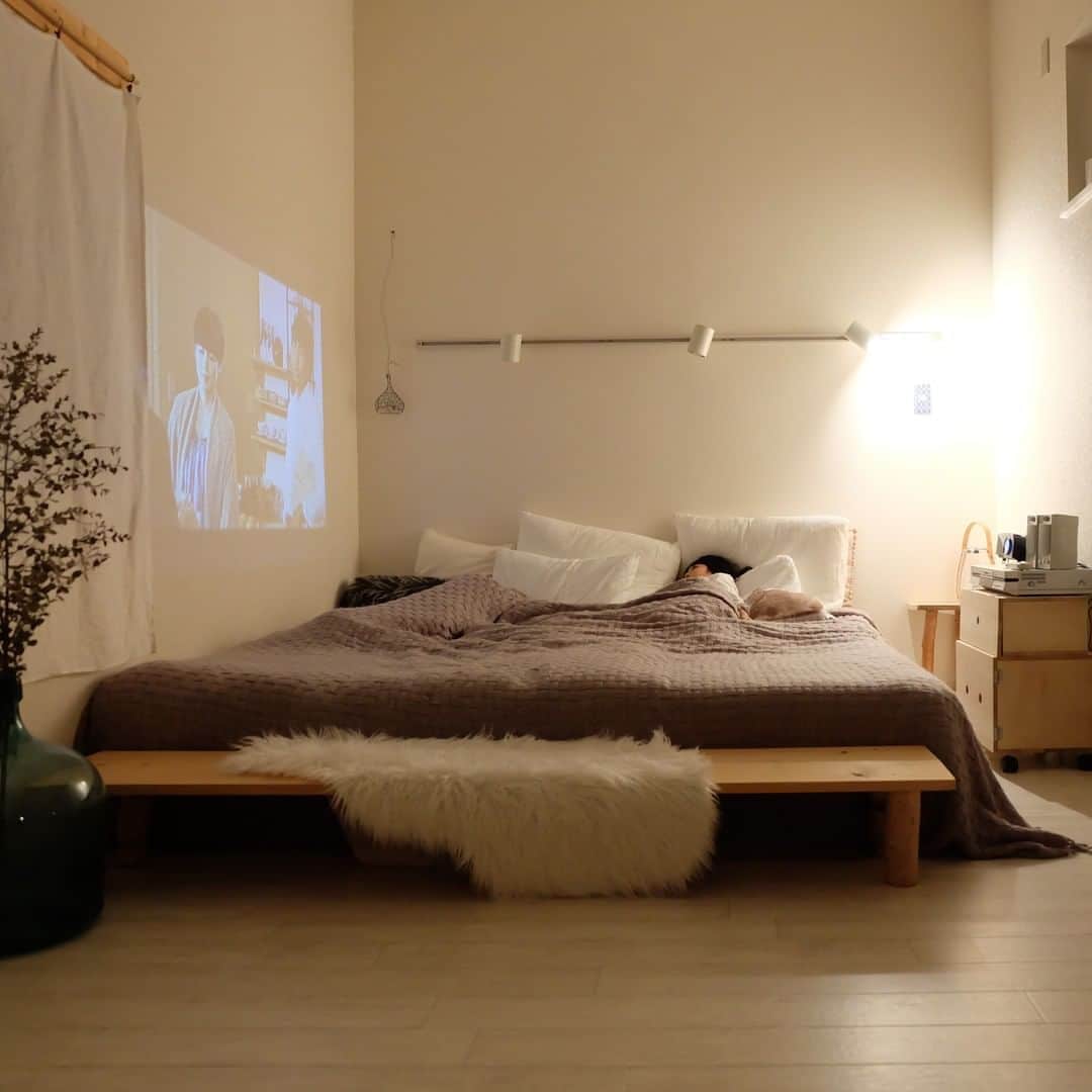 ムクリ［mukuri］さんのインスタグラム写真 - (ムクリ［mukuri］Instagram)「「癒しとコミュニケーションをいざなう寝室」白樺の家具の作り方をご紹介  高い天井に柔らかな明かりを灯すライト。 姉妹が寄り添うそばにはプロジェクターもあり、 一度見ると忘れらない寝室。  実はこの寝室、もともとは家に組み込まれていた車庫だった場所をDIYして北欧モダン風の寝室へと仕上げたそうです。  寝室は一日の疲れを癒す場所でもあり、 就寝前にこどもたちとおしゃべりをしたり、 絵本を読み聞かせたりと、 家族がゆったりとすごす空間。  特別な空間だからこそ、 家での時間を大切にする北欧スタイルに近づけようと インテリアをデザイン。  白樺のベンチやラダー、 ディスプレイのDIYについてご紹介いただいてます。  布団のぬくもりが恋しくなる季節がやってきます。 寝室の雰囲気を少し変えるだけでも、 おうち時間の充実度も高まりそうですね。  ▶︎ご紹介した記事 https://mukuri.themedia.jp/posts/6225105 「mumakari」さんのコラム一覧よりご覧いただけます。  #DIY #インテリア #田舎暮らし #こどものいる暮らし #寝室 #子供部屋 #中古住宅#リノベーション#マイホーム#家 #おうち#住まい #家づくり#北欧インテリア#北欧モダン#モダンインテリア#interior#賃貸インテリア #こどもと暮らす #暮らし#暮らしを楽しむ #丁寧な暮らし #日々 #日々のこと #日々の暮らし#くらしの編集 #ムクリ」9月20日 12時05分 - mukuri_official