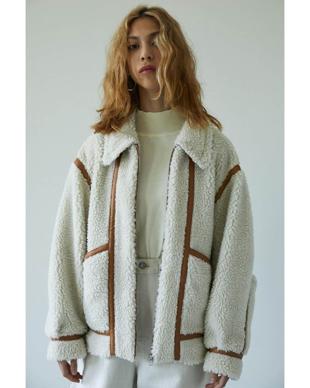 のインスタグラム：「MOUSSY 2020 OUTER LOOK BOOK SHEL'TTER WEBSTOREにて先行予約販売受付中。 -------------------------------------------------------- ・OVER SIZED BOA JACKET(010DAB30-6450) メンズライクなオーバーサイズのアーヴィンジャケット。 1940年代のアーヴィンジャケットをオマージュしており、特徴でもあるボリューム感を女性が着る事で華奢に見えるようなサイズ感に。 バルキーなボアのボリューム感が可愛く、またフェイクレザーのパイピングや裏地の配色遣いなどもさりげないデザインポイント。 全国のMOUSSY店舗では12月上旬頃より発売予定。 -------------------------------------------------------- Other items ・PUFF SHOULDER KNIT TOP(010DAW70-6150) ・HIGH WAIST WHITE LOOSE STRAIGHT(010DSS11-0340) ・SQUARE TOE FLAT SHOES(010DAB52-6610) ㅤㅤㅤㅤㅤㅤㅤㅤㅤㅤㅤㅤㅤ #MOUSSY #MOUSSYJEANS」