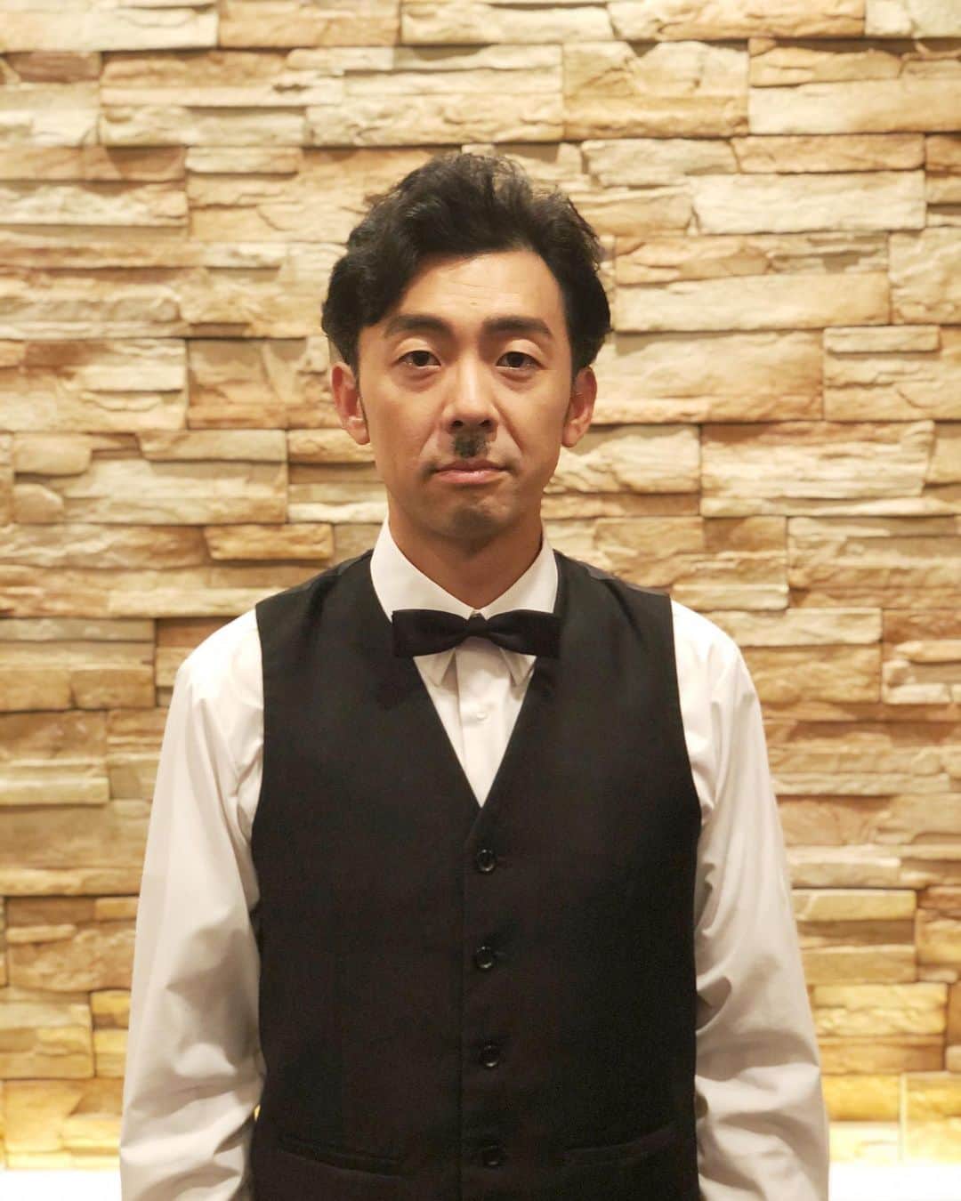 木村卓寛のインスタグラム：「オンラインお芝居出てます。 家でお菓子食べながら観れます。 コーラも飲んでください。 4連休の間やってます。 何役かは観てのお楽しみです。 興味持っていただいた方は『笑うBARへようこそ』で検索してみて下さい。」