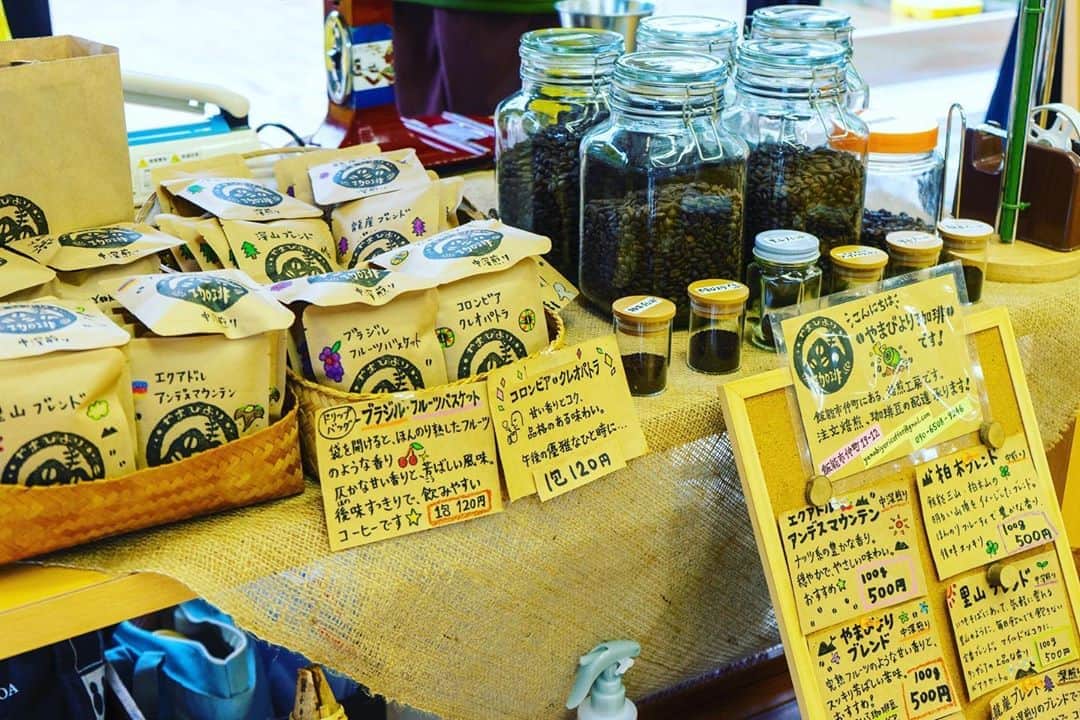生活の木 メディカルハーブガーデン薬香草園【公式】さんのインスタグラム写真 - (生活の木 メディカルハーブガーデン薬香草園【公式】Instagram)「【美杉台マルシェ＠薬香草園　本日も開催中です！】﻿ ﻿ 日時：9月19日（土）～22日（火・祝）11:00～15:00﻿ 場所：生活の木　メディカルハーブガーデン薬香草園﻿ ﻿ 午前中は小雨でしたが、現在は雨も上がり、ガーデン散策も涼しいく快適な天気となりました。﻿ （12:00時点）﻿ ﻿ 美杉台マルシェ＠薬香草園は本日も開催しております。﻿ ﻿ 手作りのスワッグやガーデンでとれたミニブーケがあったり、﻿ ちょっとひと休みしてパンやドリンクもお召し上がりいただける西川材を使ったはしらベンチがあったり、﻿ 無添加のジャムやデザインから手がけられたパッケージもかわいい狭山茶もあったり、﻿ 9月20日（日）限定で飯能市で焙煎しているコーヒー豆の販売があったり、﻿ 今夜の食卓にもおすすめの新鮮で無農薬の野菜があったり、﻿ 楽しんでいただける出店が盛りだくさんです。﻿ ﻿ ちょうどガーデンではエゴマが育っていますが、エゴマをつかった商品の出店も！﻿ ﻿ 15時まで開催しています。ぜひお越しください。﻿ ﻿ ※ご入場の際はマスクの着用をお願いいたします。﻿ ﻿ 「薬香草園ってどこにあるの？」というお問い合わせをいただいていますが、﻿ 埼玉県飯能市の美杉台という住宅街の中にございます。﻿ ﻿ 【電車の場合】﻿ 西武池袋線の急行で池袋駅から約50分。﻿ 飯能駅南口から美杉台ニュータウン行バスで約5分で到着します。﻿ ﻿ 【車の場合】﻿ 圏央道　狭山・日高インターから約15分です。﻿ 東名道、中央道やお越しの場合は圏央道　青梅インターで降りていただくと便利です。﻿ 駐車場も完備しておりますが、台数に限りがございますのでできるだけ公共交通機関をご利用ください。﻿ ﻿ ナビを設定される際は下記をご利用ください。﻿ 埼玉県飯能市美杉台1-1﻿ TEL：042-972-1787﻿ ﻿ 皆さまのご来園、心よりお待ちしております。﻿ ﻿ #薬香草園　#飯能　#ハーブ園 ﻿ #生活の木　#飯能ハーブガーデン﻿ #メディカルハーブ　#ハーブガーデン﻿ #マルシェ　#イベント　#野菜　#無農薬﻿ #有機 #organic#オリジナル商品 #ジャム #クラフト﻿ #狭山茶　#コーヒー　#手作り　#スワッグ　#手作りアロマ　#美杉台マルシェ　#美杉台マルシェ@薬香草園﻿ #アロマのある暮らし　#ハーブのある暮らし﻿ #ナチュラルな暮らし﻿ #ウェルネス　#ウェルビーイング﻿  #パン #ベーカリー﻿ ﻿」9月20日 12時11分 - treeoflife_garden