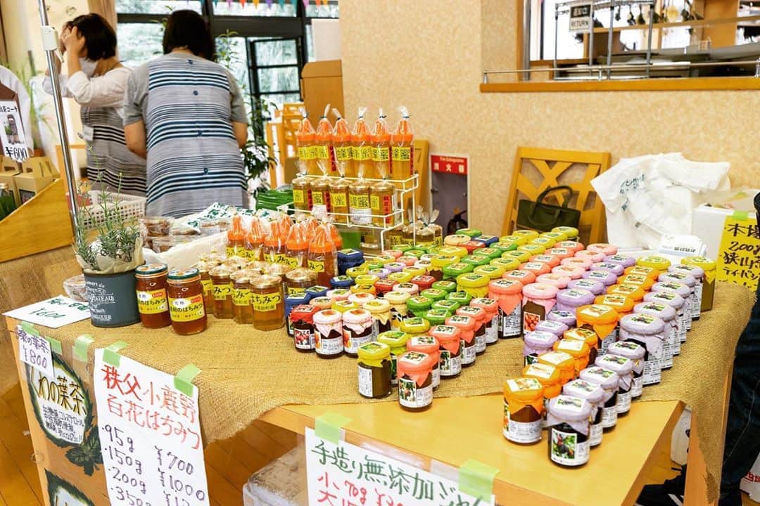 生活の木 メディカルハーブガーデン薬香草園【公式】さんのインスタグラム写真 - (生活の木 メディカルハーブガーデン薬香草園【公式】Instagram)「【美杉台マルシェ＠薬香草園　本日も開催中です！】﻿ ﻿ 日時：9月19日（土）～22日（火・祝）11:00～15:00﻿ 場所：生活の木　メディカルハーブガーデン薬香草園﻿ ﻿ 午前中は小雨でしたが、現在は雨も上がり、ガーデン散策も涼しいく快適な天気となりました。﻿ （12:00時点）﻿ ﻿ 美杉台マルシェ＠薬香草園は本日も開催しております。﻿ ﻿ 手作りのスワッグやガーデンでとれたミニブーケがあったり、﻿ ちょっとひと休みしてパンやドリンクもお召し上がりいただける西川材を使ったはしらベンチがあったり、﻿ 無添加のジャムやデザインから手がけられたパッケージもかわいい狭山茶もあったり、﻿ 9月20日（日）限定で飯能市で焙煎しているコーヒー豆の販売があったり、﻿ 今夜の食卓にもおすすめの新鮮で無農薬の野菜があったり、﻿ 楽しんでいただける出店が盛りだくさんです。﻿ ﻿ ちょうどガーデンではエゴマが育っていますが、エゴマをつかった商品の出店も！﻿ ﻿ 15時まで開催しています。ぜひお越しください。﻿ ﻿ ※ご入場の際はマスクの着用をお願いいたします。﻿ ﻿ 「薬香草園ってどこにあるの？」というお問い合わせをいただいていますが、﻿ 埼玉県飯能市の美杉台という住宅街の中にございます。﻿ ﻿ 【電車の場合】﻿ 西武池袋線の急行で池袋駅から約50分。﻿ 飯能駅南口から美杉台ニュータウン行バスで約5分で到着します。﻿ ﻿ 【車の場合】﻿ 圏央道　狭山・日高インターから約15分です。﻿ 東名道、中央道やお越しの場合は圏央道　青梅インターで降りていただくと便利です。﻿ 駐車場も完備しておりますが、台数に限りがございますのでできるだけ公共交通機関をご利用ください。﻿ ﻿ ナビを設定される際は下記をご利用ください。﻿ 埼玉県飯能市美杉台1-1﻿ TEL：042-972-1787﻿ ﻿ 皆さまのご来園、心よりお待ちしております。﻿ ﻿ #薬香草園　#飯能　#ハーブ園 ﻿ #生活の木　#飯能ハーブガーデン﻿ #メディカルハーブ　#ハーブガーデン﻿ #マルシェ　#イベント　#野菜　#無農薬﻿ #有機 #organic#オリジナル商品 #ジャム #クラフト﻿ #狭山茶　#コーヒー　#手作り　#スワッグ　#手作りアロマ　#美杉台マルシェ　#美杉台マルシェ@薬香草園﻿ #アロマのある暮らし　#ハーブのある暮らし﻿ #ナチュラルな暮らし﻿ #ウェルネス　#ウェルビーイング﻿  #パン #ベーカリー﻿ ﻿」9月20日 12時11分 - treeoflife_garden