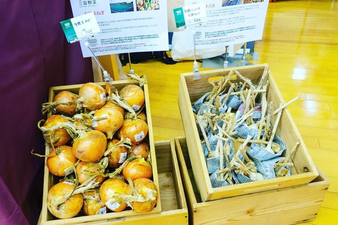 生活の木 メディカルハーブガーデン薬香草園【公式】さんのインスタグラム写真 - (生活の木 メディカルハーブガーデン薬香草園【公式】Instagram)「【美杉台マルシェ＠薬香草園　本日も開催中です！】﻿ ﻿ 日時：9月19日（土）～22日（火・祝）11:00～15:00﻿ 場所：生活の木　メディカルハーブガーデン薬香草園﻿ ﻿ 午前中は小雨でしたが、現在は雨も上がり、ガーデン散策も涼しいく快適な天気となりました。﻿ （12:00時点）﻿ ﻿ 美杉台マルシェ＠薬香草園は本日も開催しております。﻿ ﻿ 手作りのスワッグやガーデンでとれたミニブーケがあったり、﻿ ちょっとひと休みしてパンやドリンクもお召し上がりいただける西川材を使ったはしらベンチがあったり、﻿ 無添加のジャムやデザインから手がけられたパッケージもかわいい狭山茶もあったり、﻿ 9月20日（日）限定で飯能市で焙煎しているコーヒー豆の販売があったり、﻿ 今夜の食卓にもおすすめの新鮮で無農薬の野菜があったり、﻿ 楽しんでいただける出店が盛りだくさんです。﻿ ﻿ ちょうどガーデンではエゴマが育っていますが、エゴマをつかった商品の出店も！﻿ ﻿ 15時まで開催しています。ぜひお越しください。﻿ ﻿ ※ご入場の際はマスクの着用をお願いいたします。﻿ ﻿ 「薬香草園ってどこにあるの？」というお問い合わせをいただいていますが、﻿ 埼玉県飯能市の美杉台という住宅街の中にございます。﻿ ﻿ 【電車の場合】﻿ 西武池袋線の急行で池袋駅から約50分。﻿ 飯能駅南口から美杉台ニュータウン行バスで約5分で到着します。﻿ ﻿ 【車の場合】﻿ 圏央道　狭山・日高インターから約15分です。﻿ 東名道、中央道やお越しの場合は圏央道　青梅インターで降りていただくと便利です。﻿ 駐車場も完備しておりますが、台数に限りがございますのでできるだけ公共交通機関をご利用ください。﻿ ﻿ ナビを設定される際は下記をご利用ください。﻿ 埼玉県飯能市美杉台1-1﻿ TEL：042-972-1787﻿ ﻿ 皆さまのご来園、心よりお待ちしております。﻿ ﻿ #薬香草園　#飯能　#ハーブ園 ﻿ #生活の木　#飯能ハーブガーデン﻿ #メディカルハーブ　#ハーブガーデン﻿ #マルシェ　#イベント　#野菜　#無農薬﻿ #有機 #organic#オリジナル商品 #ジャム #クラフト﻿ #狭山茶　#コーヒー　#手作り　#スワッグ　#手作りアロマ　#美杉台マルシェ　#美杉台マルシェ@薬香草園﻿ #アロマのある暮らし　#ハーブのある暮らし﻿ #ナチュラルな暮らし﻿ #ウェルネス　#ウェルビーイング﻿  #パン #ベーカリー﻿ ﻿」9月20日 12時11分 - treeoflife_garden