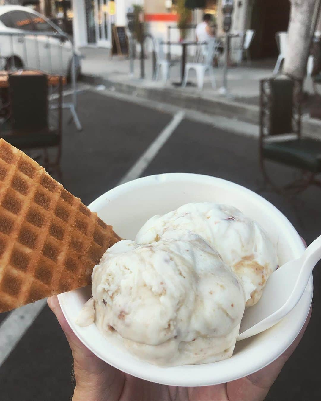 scottlippsさんのインスタグラム写真 - (scottlippsInstagram)「Greetings from Manhattan Beach, today was a good day, #shanatova and @jenisicecreams_ wearing @nothingnew fav sneakers #beach #life」9月20日 12時12分 - scottlipps