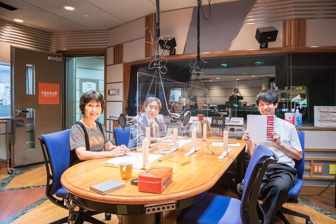 松阪ゆうきのインスタグラム：「昨日は、  TBSラジオ📻 『大沢悠里のゆうゆうワイド土曜日版』に生出演させていただきました🎙  新曲のポスターも貼って頂きました💖 10/10(土)はまた新曲を引っさげて出演させて頂く予定です。  赤坂サカスで上演中のミュージカル『#ビリーエリオット 』を観劇させて頂いたリポートをさせて頂きました。  お聴きくださいました皆さま ありがとうございました😊  コロナ禍でありながら、 エンターテイメントの火を消すまいと舞台をやってくださり、これがステージに立つ我々にとっても、劇場での良い成功例の先駆けとなりますよう、最後まで公演が無事に終わる事を願うばかりです。  11歳の少年ビリーと家族、街の人達とのヒューマンドラマ。ラストのカーテンコールまで目が離せません。是非劇場でご覧頂けたら嬉しいです😊(リポートさせていただいた甲斐がありますw)  10/17(土)まで赤坂ACTシアター。10/30(金)からは大阪・梅田芸術劇場でも上演予定です。  詳しくは、 『ビリー・エリオット』で検索‼︎  photo by kengo matsumoto  #tbsラジオ #大沢悠里のゆうゆうワイド土曜日版 #ビリーエリオット #松阪ゆうき」