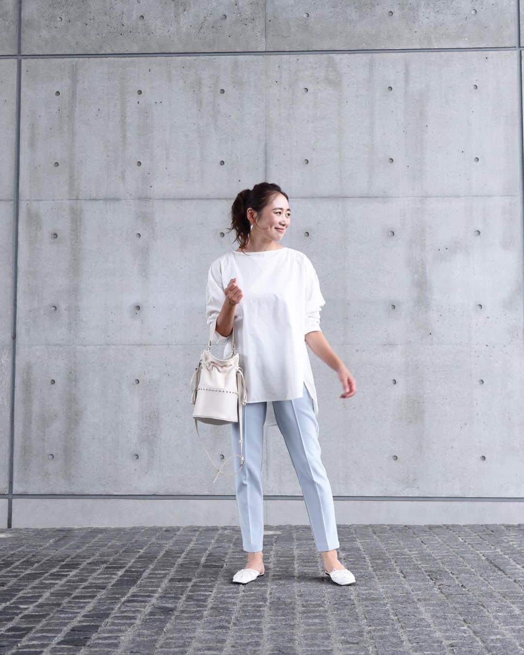 Keikooooooのインスタグラム：「シンプルに💙 @dolce._official のパンツ、使えすぎる✨ shirt @fromfirstmusee_stylesnap #fromfirstmusee  pants @dolce._official  shoes @zara #zara  bag @dolce._official #dolce」