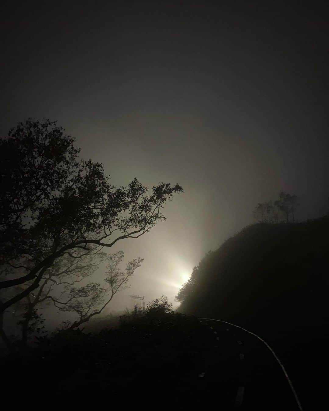 黒石奈央子さんのインスタグラム写真 - (黒石奈央子Instagram)「北海道はトマムに来ております。  写真は朝4時半の雲海テラス。  2時45分起床で3時10分から並んで三番目。 30分後には1時間待ちになってて大人気な雲海テラス。  #雲海テラス#トマム星野リゾート#nofilter」9月20日 12時16分 - blackstone705