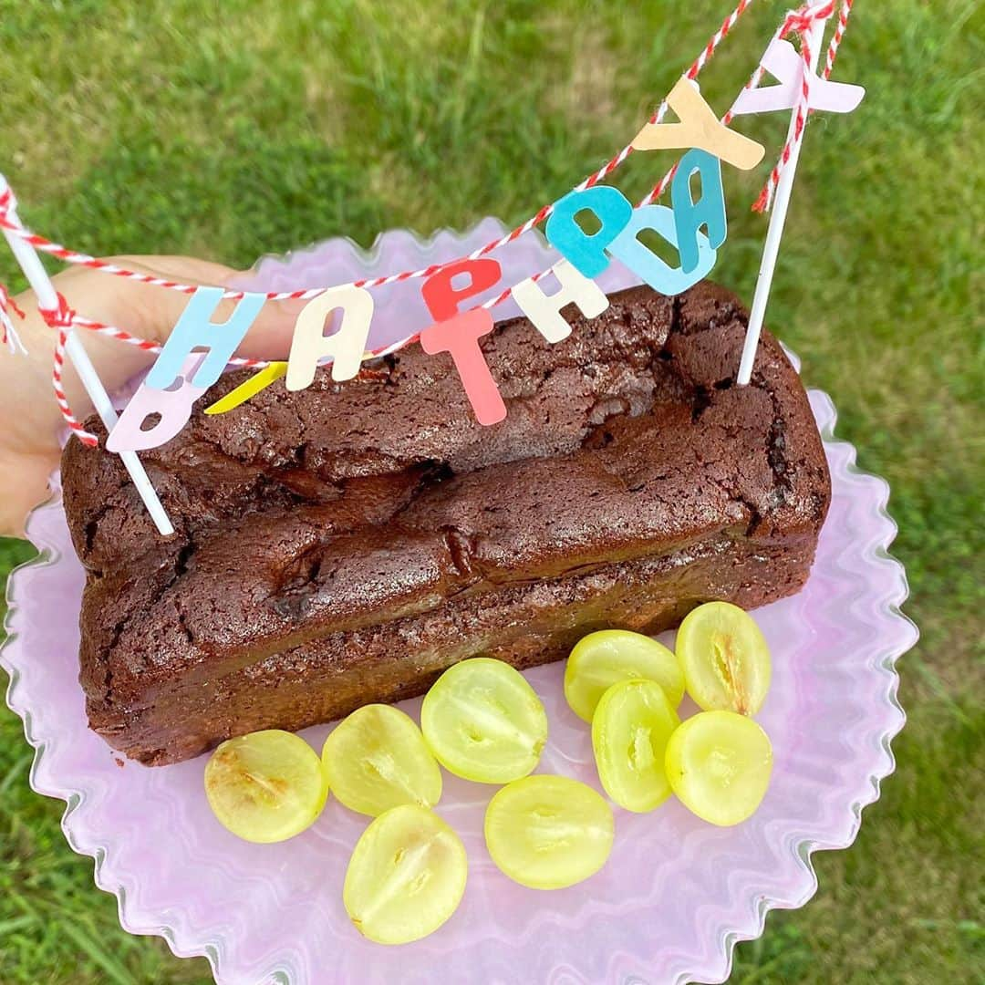 ayumiのインスタグラム：「birthday cake🍫🤍🤎 パウンド型で焼くと大人で少しスタイリッシュに…😎😎 100均（seria）のhappy birthdayが可愛いくて 大活躍〜😍💓 #チョコレート#誕生日ケーキ」