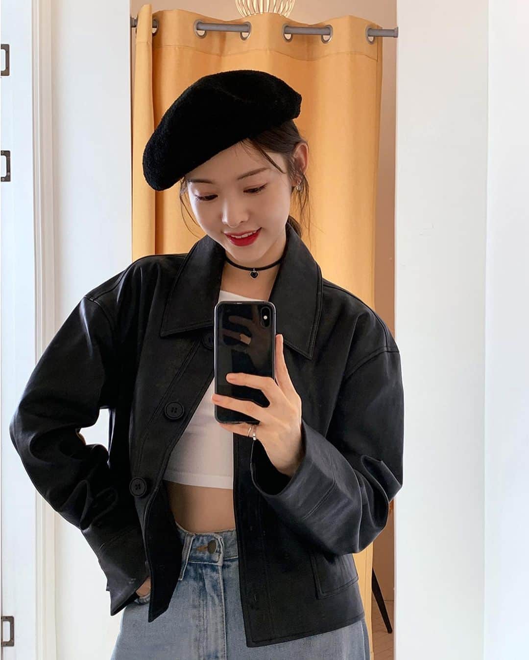 Chuuのインスタグラム：「오늘처럼 맑은 주말 날씨에는 가볍게 입기 좋은 레더 숏 재킷💋  골반까지 오는 이상적인 기장으로 데일리룩으로 편하게 입어보세요!  #chuu#레더재킷#데일리룩」