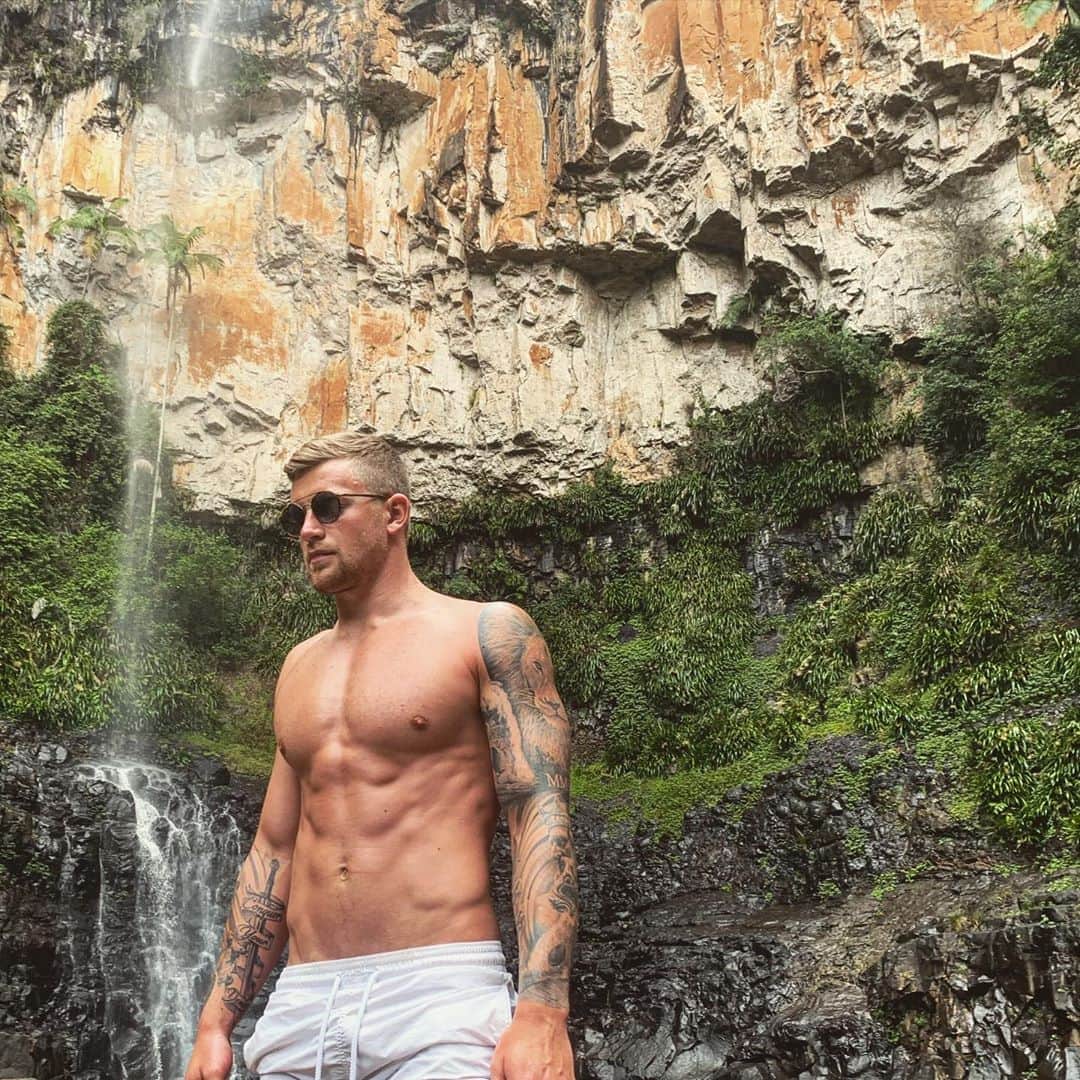 アダム・ピーティのインスタグラム：「Building that dad strength ⏰」