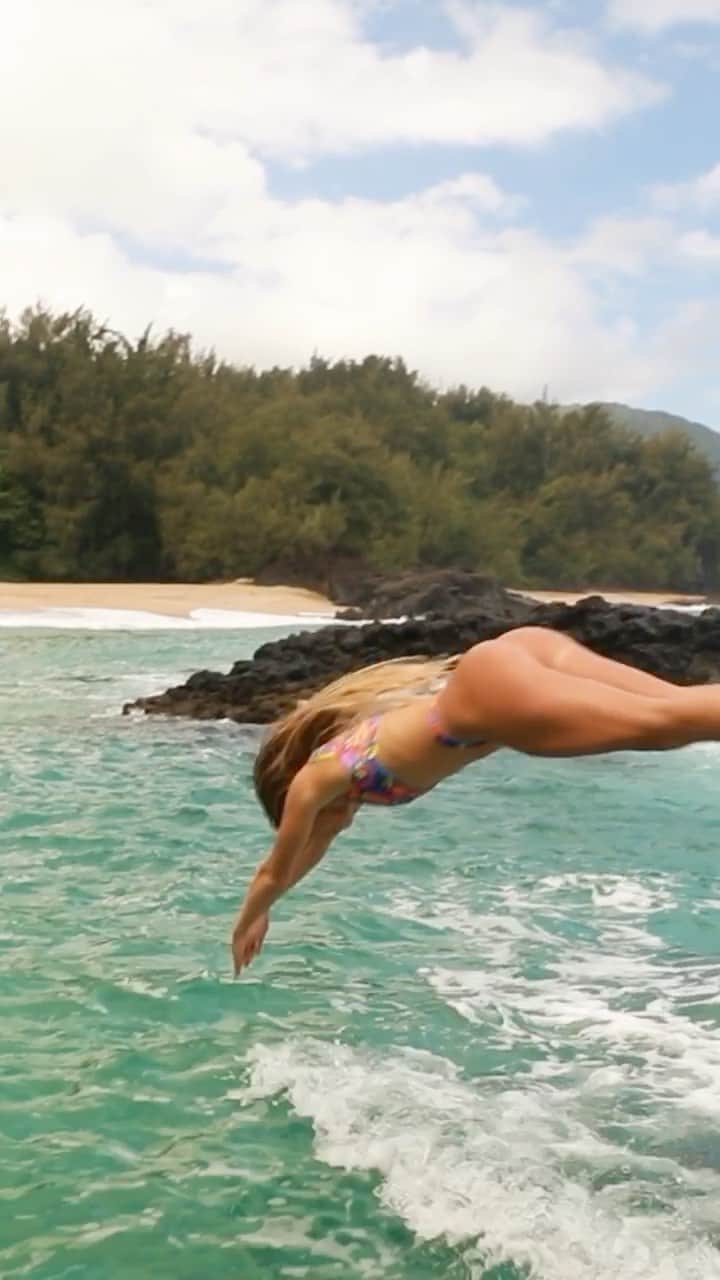 アラナ・ブランチャードのインスタグラム：「A few clips from the @moana_bikini shoot. Shot by @tahneinei」