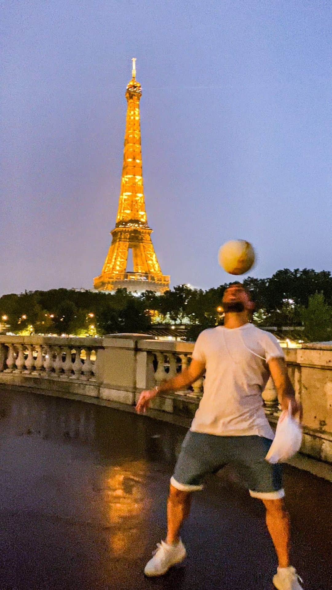 ショーン・ガルニエのインスタグラム：「Enjoying my favorite tower 🗼 #freestyle #urbanball #skills #seangarnier #urbanballer #paris #sunset」