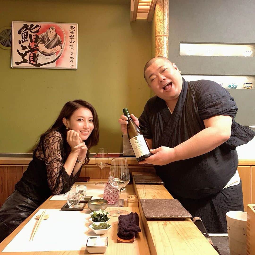 のインスタグラム：「蔵六雄山でもお誕生日お祝いしていただいたあ❤️🥺 大好きだけど普段飲む機会なさすぎる#batardmontrachet 😭💓🍷 優しすぎるー😢💓💓💓 蔵六は私が生まれる前から家族でお世話になっているので 会うたびしっかりしなくちゃと思います。 亡くなった祖父は楽しいことやおいしいものをたくさん共有してくれる人だったのでそれも傾倒したいと思っています💓 だから大事な友達と来れるのも嬉しい🥰 これからもがんばろうー❤️ ありがとう❤️❤️ @zorokuyuzan  #六本木#お寿司#🍣#グルメ#bd#🍷#🍶  写真はほぼけいちゃんの☺️プロい👏#グルメ#📷」