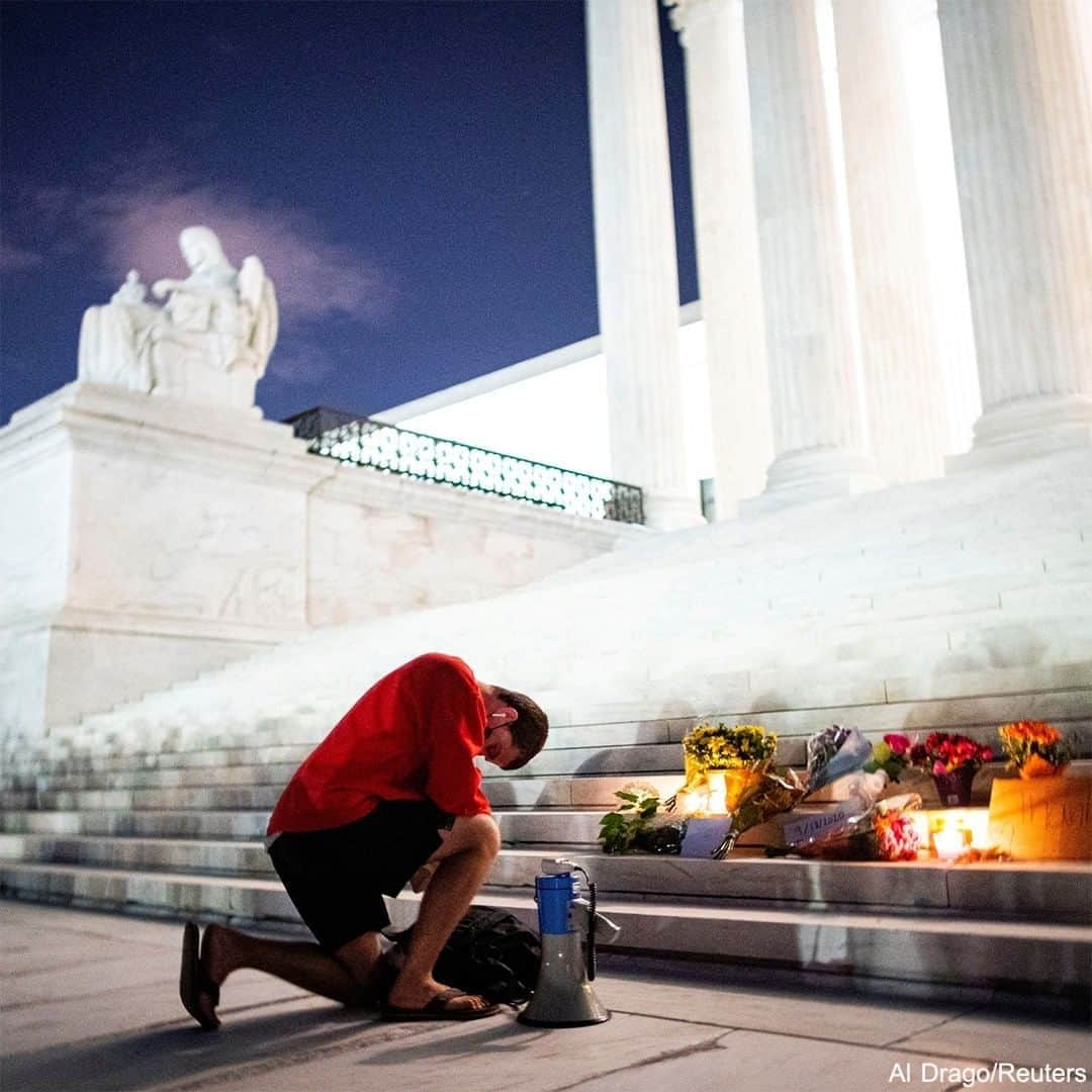 ABC Newsさんのインスタグラム写真 - (ABC NewsInstagram)「Mourners gathered at the steps of the Supreme Court in Washington, D.C., following the death of Ruth Bader Ginsburg on Friday. A memorial with messages, candles and images of the late justice were set up on the steps of the building. #ruthbaderginsburg #supremecourt #scotus」9月20日 3時38分 - abcnews