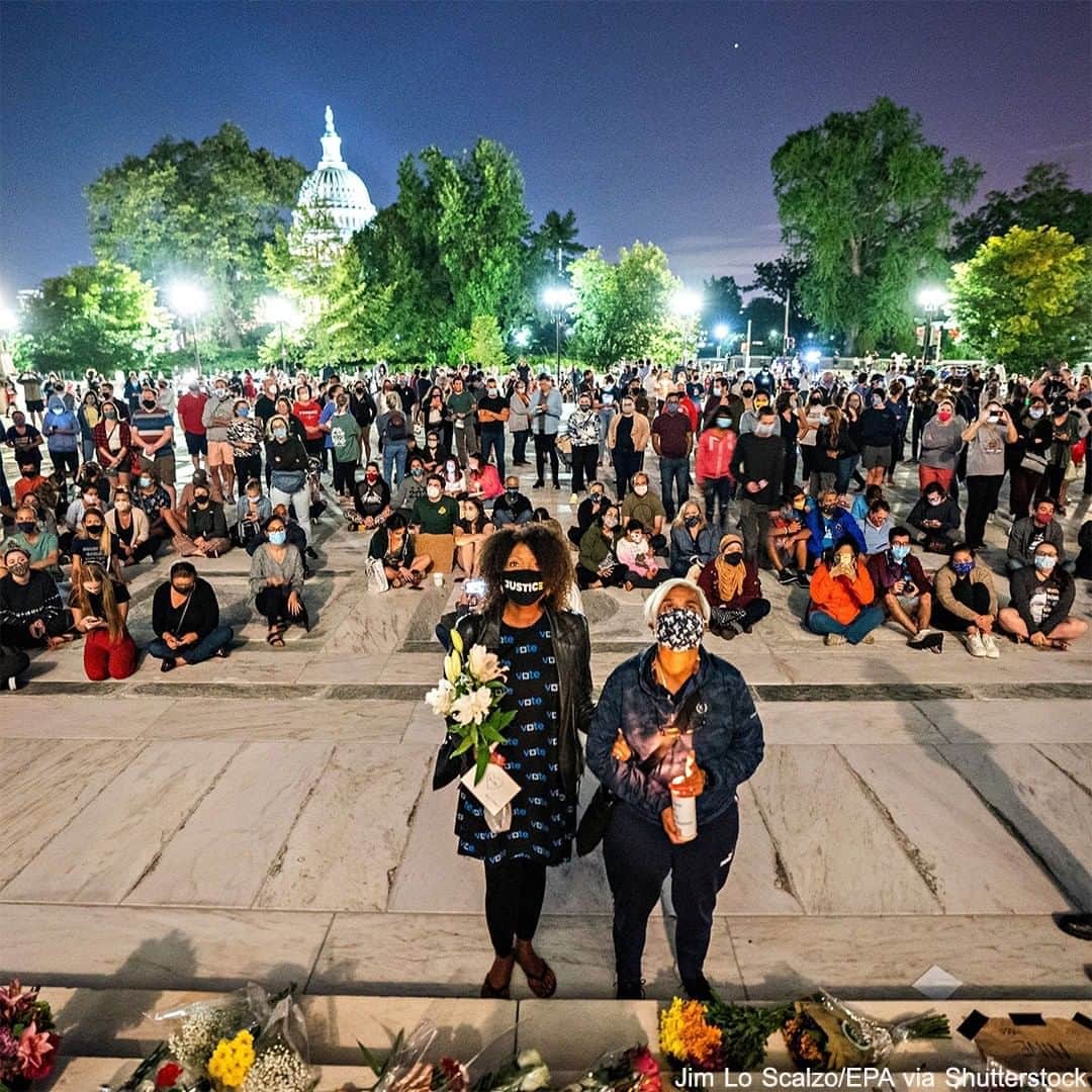 ABC Newsさんのインスタグラム写真 - (ABC NewsInstagram)「Mourners gathered at the steps of the Supreme Court in Washington, D.C., following the death of Ruth Bader Ginsburg on Friday. A memorial with messages, candles and images of the late justice were set up on the steps of the building. #ruthbaderginsburg #supremecourt #scotus」9月20日 3時38分 - abcnews