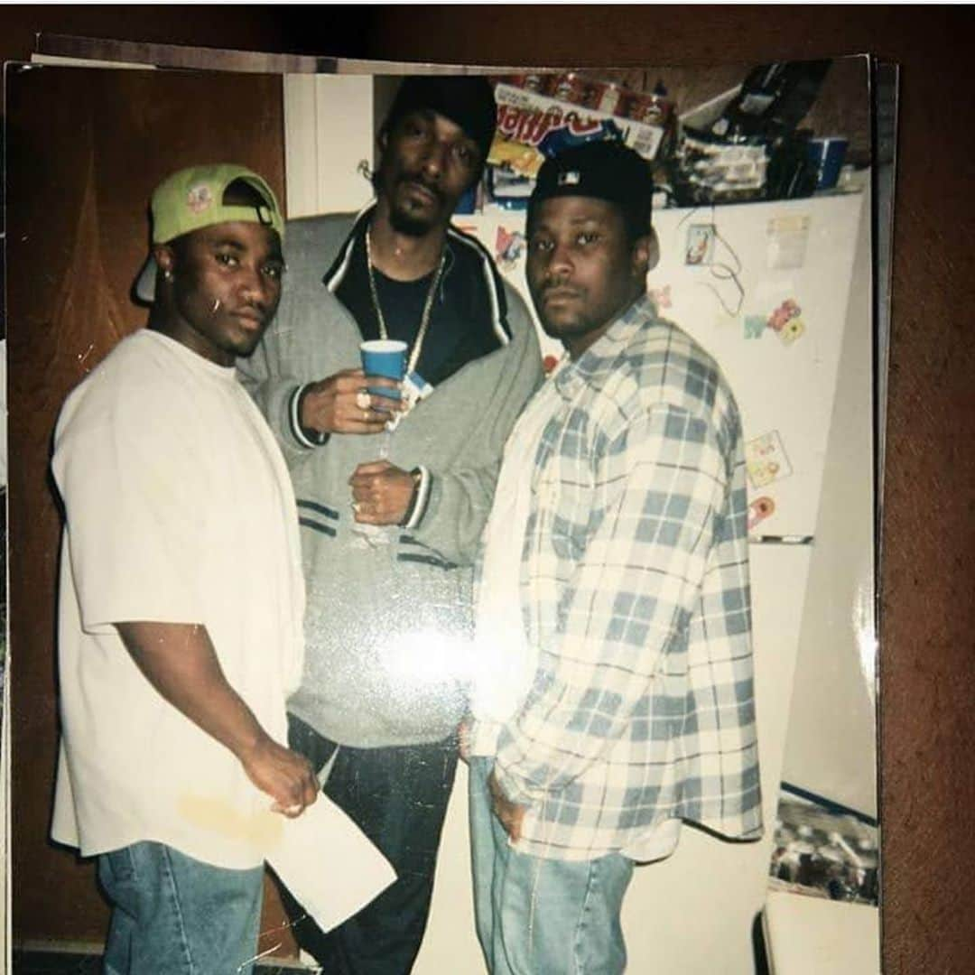 スヌープ・ドッグさんのインスタグラム写真 - (スヌープ・ドッグInstagram)「Raised on the. Eside.  A. YFC. Wit a RTC n a ICG.  RIP. C Doggg🙏🏾. The old fashion way. Dueces ✌🏾 n Trays 🎶. Long Beach City 🌃」9月20日 3時40分 - snoopdogg