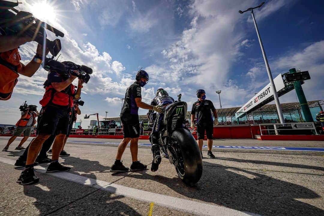 YamahaMotoGPさんのインスタグラム写真 - (YamahaMotoGPInstagram)「Class: Bike Swap 101   @maverick12official shows how it's done. 🏍 🏃‍♂️ 🏍   #MonsterYamaha  #MotoGP  #EmiliaRomagnaGP」9月20日 4時00分 - yamahamotogp