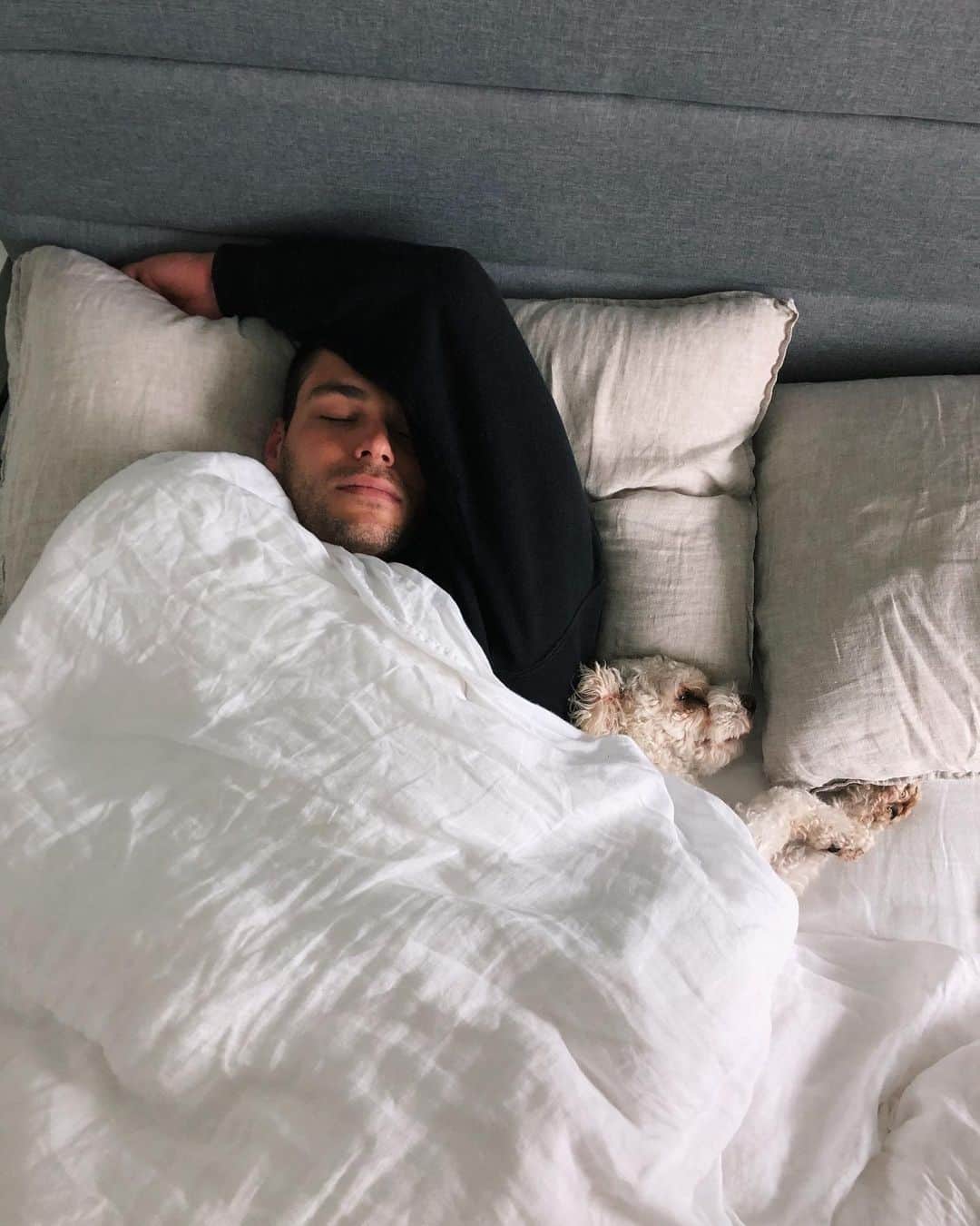 レイチェル・スカーステンのインスタグラム：「Alex will probably make me delete this, but he’s sleeping rn and it’s ridiculously adorable so too bad for him 🧡」