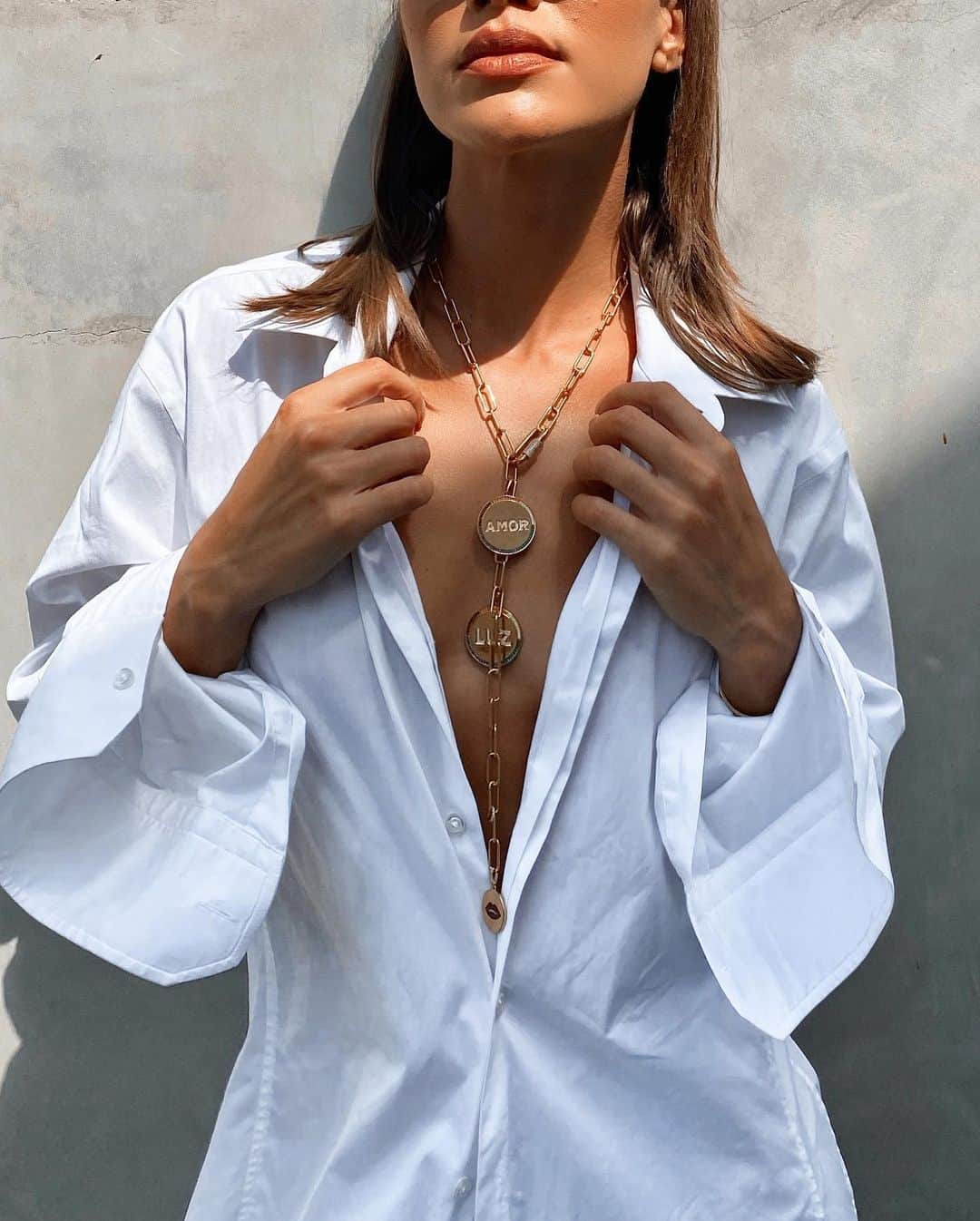 Camila Coelhoさんのインスタグラム写真 - (Camila CoelhoInstagram)「husband’s shirt😎🖤 & @apmmonaco necklace ! Happy weekend loves!  ————- Quem também ama usar a camisa do marido? 😎😆 Feliz fim de semana amores!  #weekend   #apmmonacopartner #ad」9月20日 4時06分 - camilacoelho