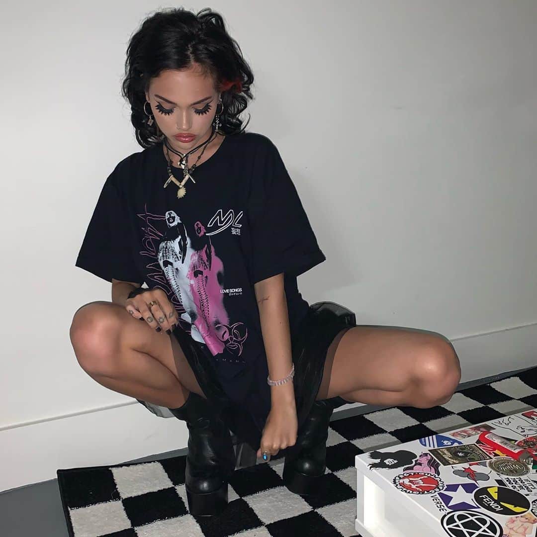 マギー・リンデマンのインスタグラム：「LOOK AT MY SHIRT! i gots merch!! paranoia collection one out now!! link in bio🖤🛍」