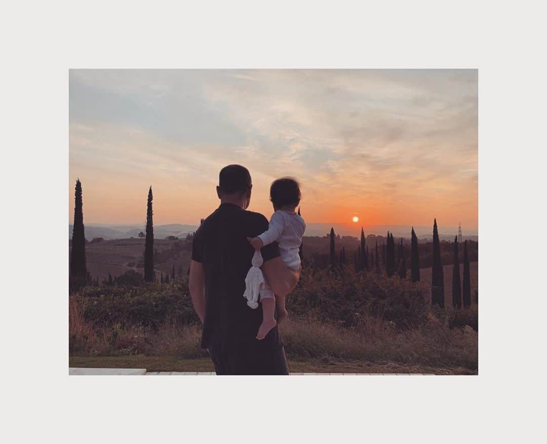 のインスタグラム：「Tuscan sunrise 🙏🏼 . . . #morning #sunrise #father #mother #daughter #papa #mama #babygirl #view #tuscany #beauty #holiday #italy #memories」