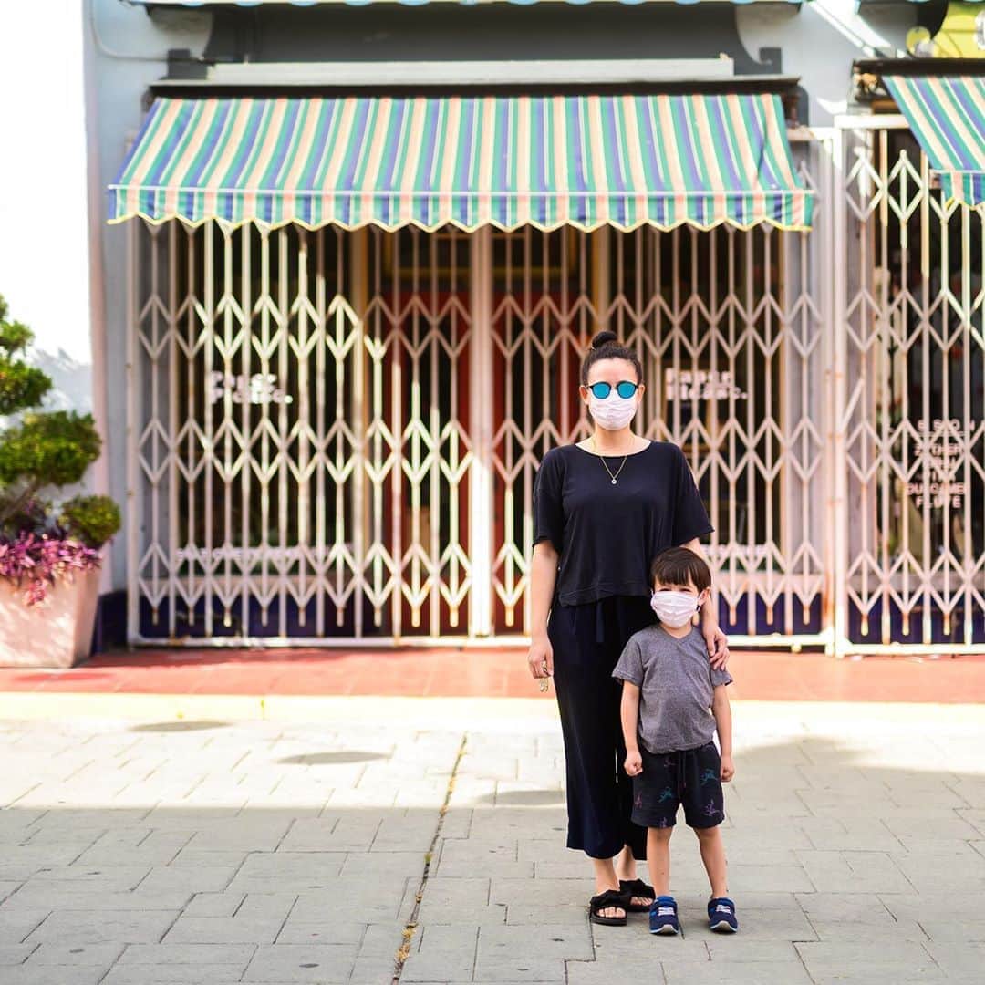 フリーディアのインスタグラム：「Right when the #coronavirus hit Chinatown felt it first. After a month and a half of opening my dream shop we had to close.  We made a family trip to pick up some things at the shop and bumped into a photographer shooting for a possible #nationalgeogrphic photo. This was possibly the first time little E wore a mask too. Taken in March 2020 by @connectingtohappiness  * *  #coronavirusがヒットしたとき、チャイナタウンは最初にそれを感じました。 夢のショップを開いてから1か月半後、閉鎖しなければなりませんでした。  私たちは、家族でお店でいくつかのものを取りに行き、写真家にぶつかって#nationalgeogrphic写真を撮りました。 これはおそらく、Eがマスクを始めて着用したの。  2020年3月に@connectingtohappiness が撮影 #chinatown #pandemic #losangeles #chinatownla #paperpleaseshop #shopsmall #shoplocal #support #supportsmallbusiness #family #us #mask #facemask #connectingtohappiness」