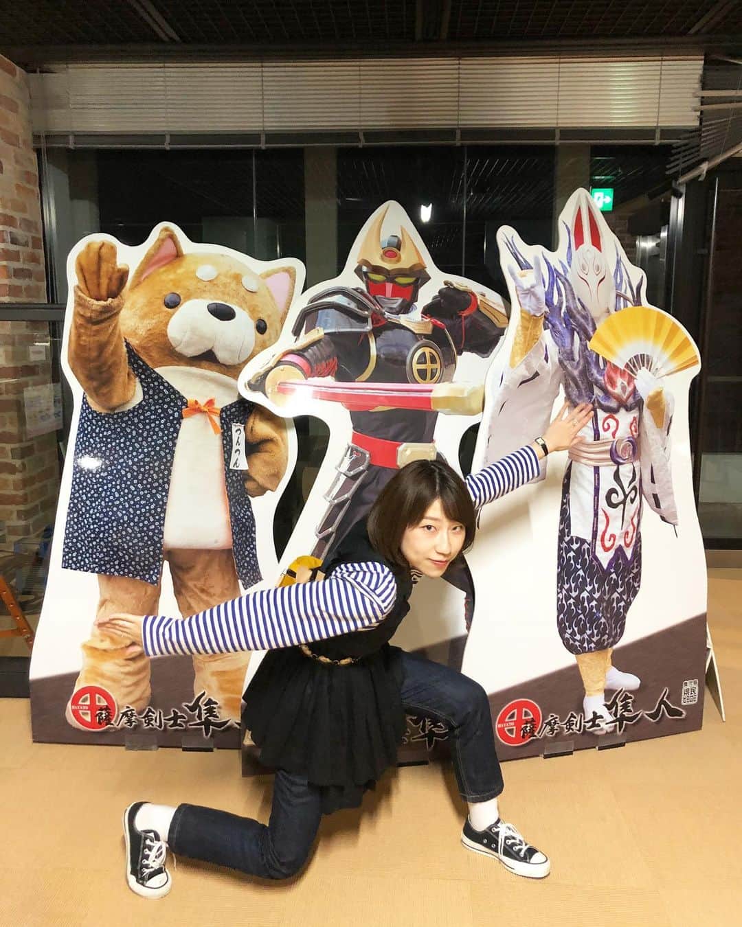 関取花のインスタグラム：「見っどナイト #KTSの日 スペシャル、ありがとうございました😊  早くまた鹿児島でワンマンやりたいな。毎日いろんなことがあるけどいつかのその日を心待ちにしながら、私も明日からまた頑張ろう。ありがとうございました🐖  ご当地ヒーロー薩摩剣士隼人と記念写真も撮れた！」