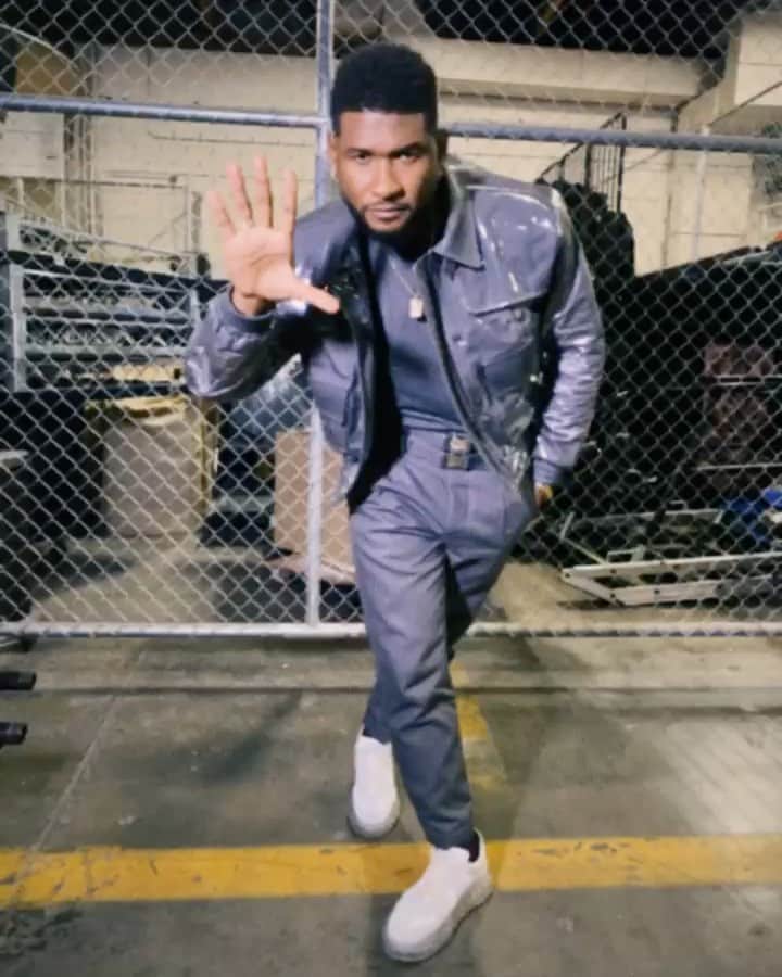 アッシャーのインスタグラム：「Excited to be a part of the 10th anniversary of the @iheartradio Music Festival. Watch my performance tonight starting at 9PM ET / 6PM PT on @thecw app or by swiping up on my story. #iHeartFestival2020」