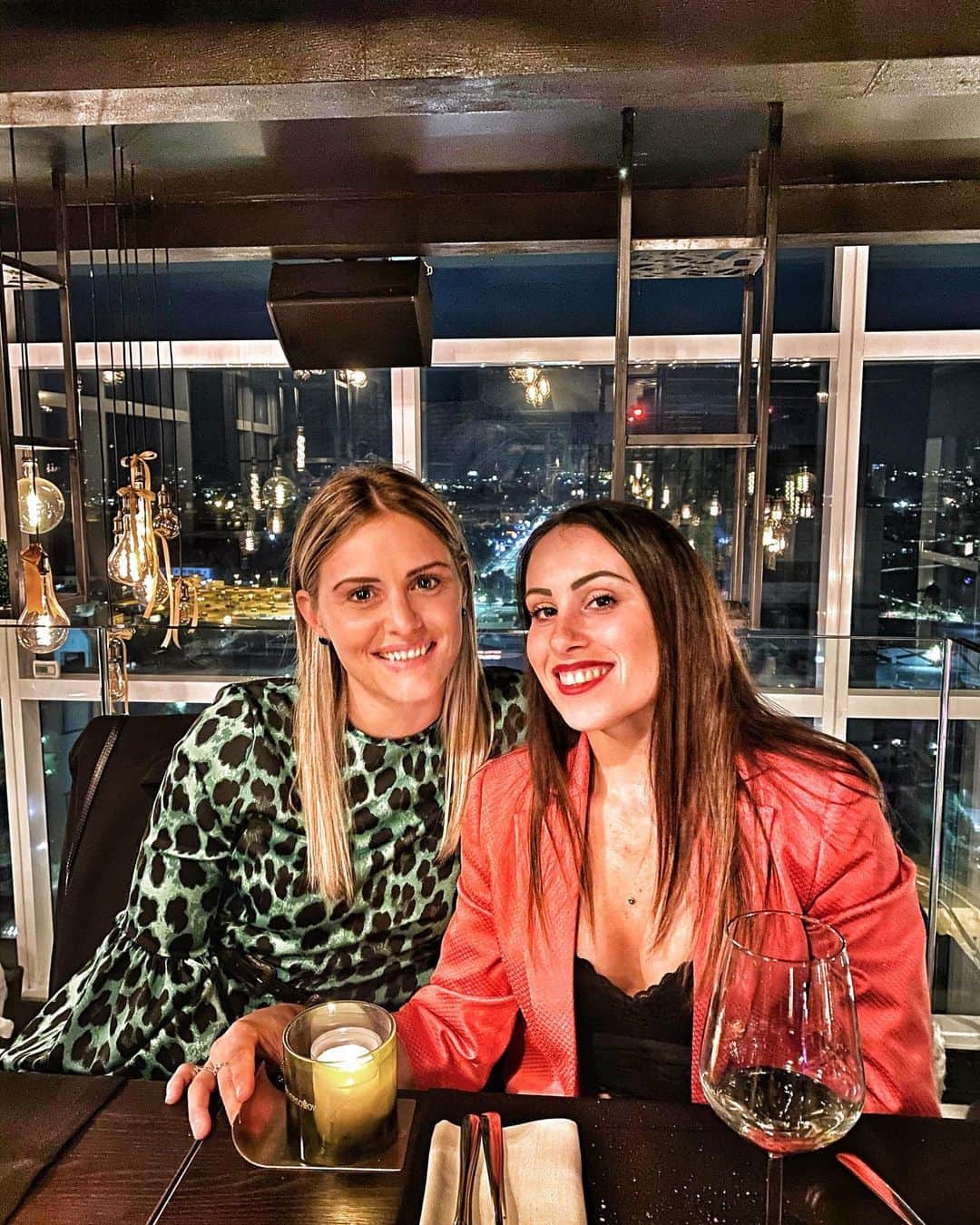 バネッサ・フェラーリのインスタグラム：「✨🥂❤️ @liaparolari   #landscape #view #tower #skyline #friends #saturday」