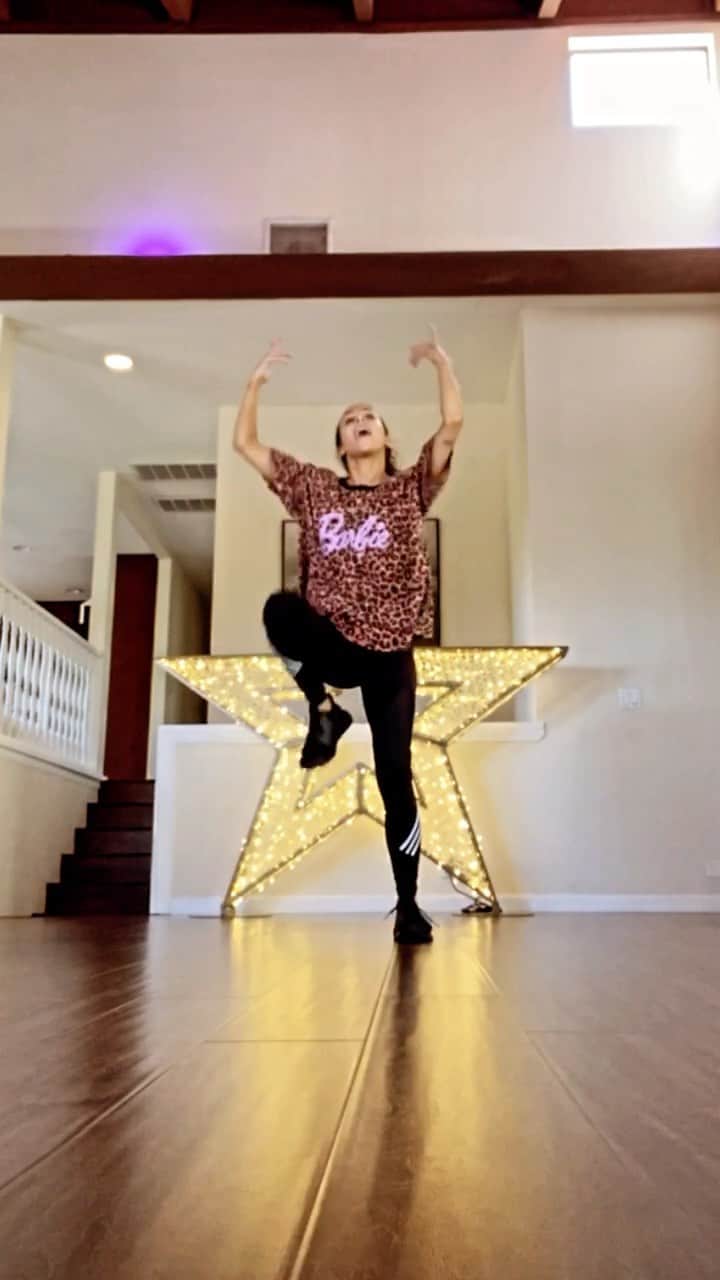 マンディー・ジルーのインスタグラム：「A lil snippet of my beginner/intermediate routine that I taught in my online dance class today... Thank you to everyone who danced with me! I always have so much fun! 😍⁣⁣⁣ ⁣⁣⁣ If you’d like to sign up for my next online class, then click the link in my bio 😊💖⁣ ⁣ ⁣ #megustachallenge @anitta @iamcardib」