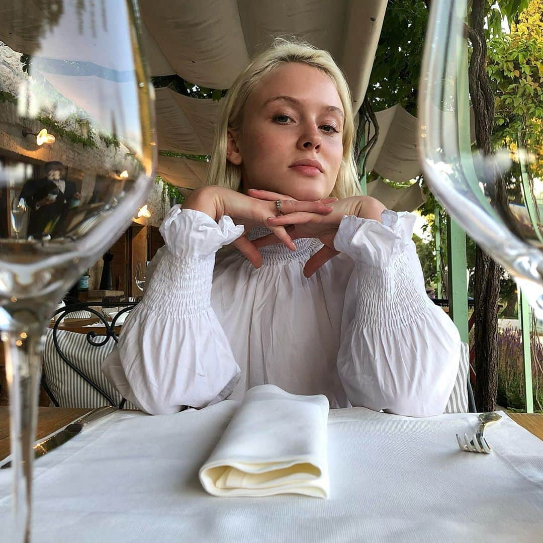 ザラ・ラーソンさんのインスタグラム写真 - (ザラ・ラーソンInstagram)「Mozart’s been really quiet since I wore this shirt」9月20日 4時57分 - zaralarsson