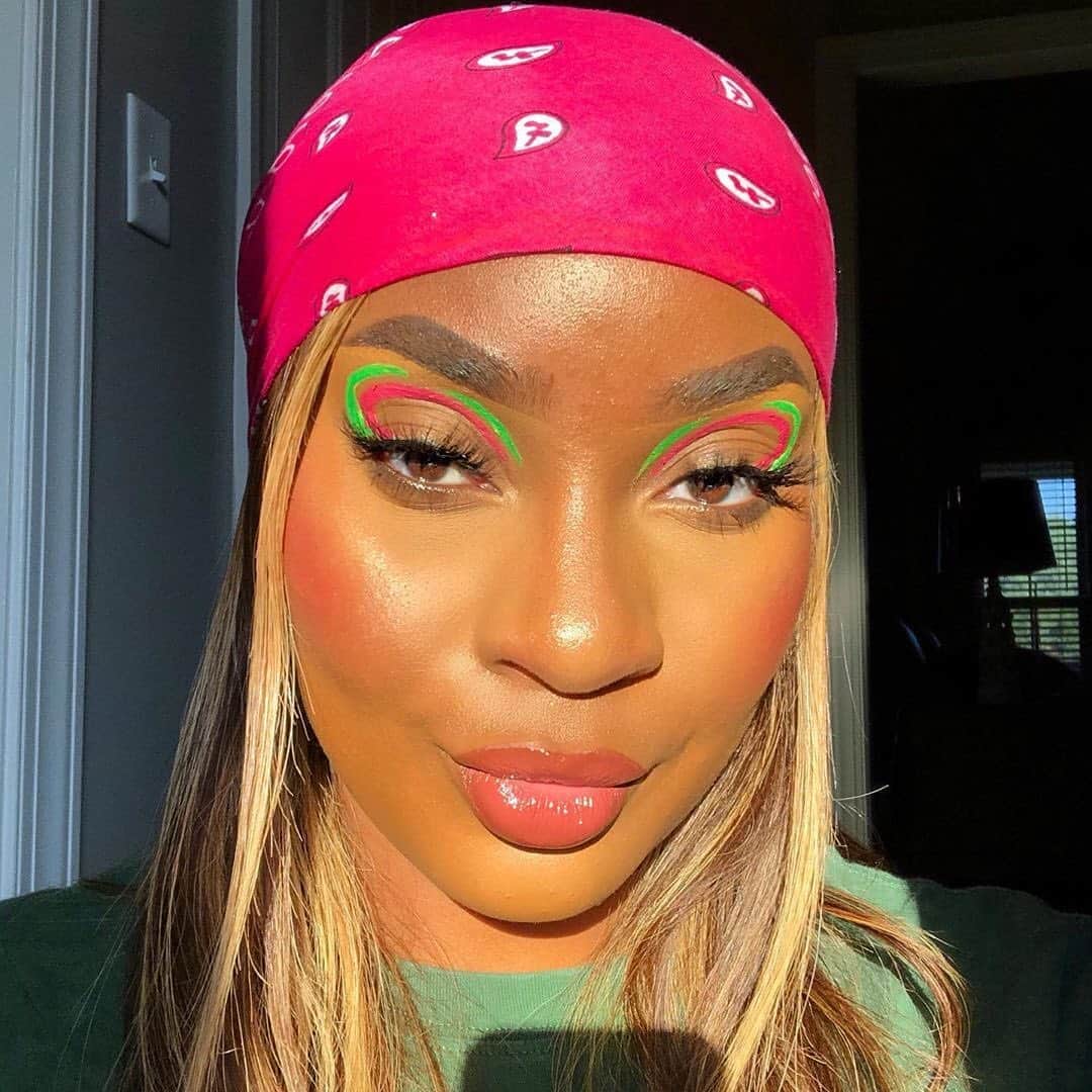 Kylie Cosmeticsさんのインスタグラム写真 - (Kylie CosmeticsInstagram)「the lip combo you never knew you needed! 😍 @glambymykaila wearing Don't Trip Lip Kit and Private Island High Gloss. 🤍✨」9月20日 4時59分 - kyliecosmetics