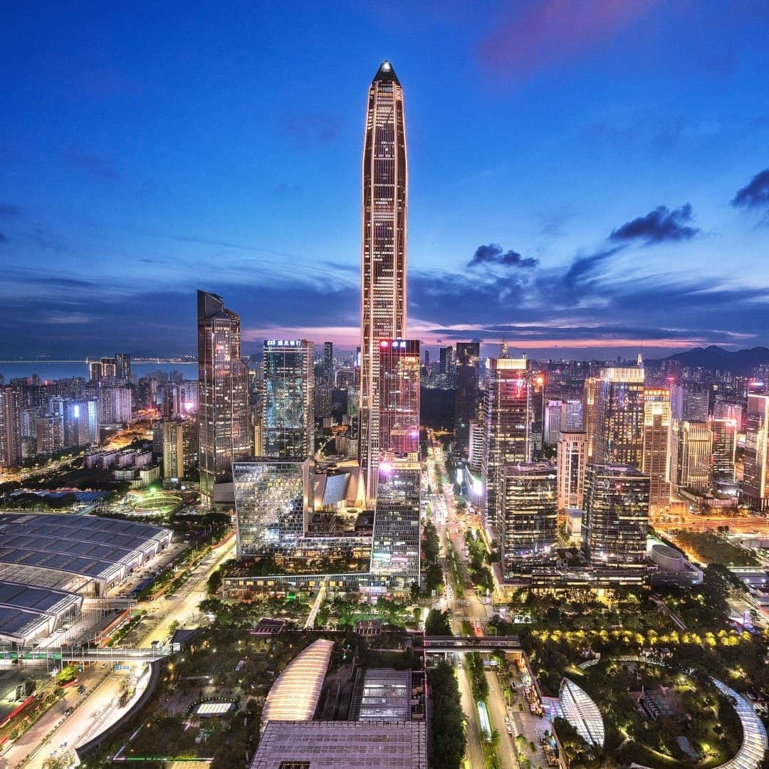 National Geographic Travelさんのインスタグラム写真 - (National Geographic TravelInstagram)「Photo by @Justin.Jin / At night the megalopolis of Shenzhen glows like a giant start-up. Just four decades ago, Shenzhen was a fishing village next to my birth city of Hong Kong. Today it has risen to become China’s tech hub, nurturing companies including Huawei, drone maker DJI, and internet giant Tencent.  I am working on a photo project about the region. Shenzhen will be a traveler’s first stop by train to mainland China from Hong Kong, which is just across the border. From there, Guangzhou, the provincial capital of Guangdong, is just one hour away by train.  Follow @justin.jin for more stories and images from around the world. #shenzhen #china #tech #justinjin」9月20日 5時06分 - natgeotravel