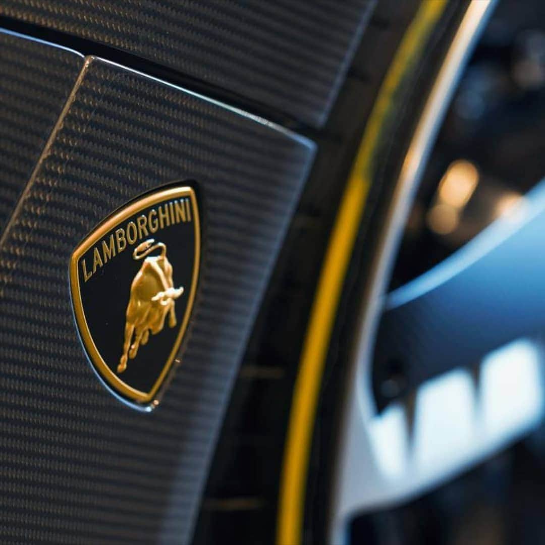 ランボルギーニのインスタグラム：「Collaborations are the road to success. Some even help better the planet.   Automobili Lamborghini supplies a part of its carbon waste to the technological training center of Experis Academy in Fornovo di Taro. This helps us not only to focus on waste reduction but the carbon scraps also serve as raw material for the training of the students at the Academy.   #Lamborghini #LamborghinisNewTrail」