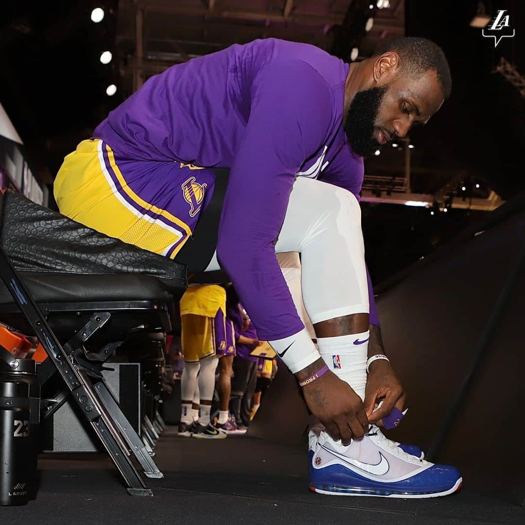 Los Angeles Lakersさんのインスタグラム写真 - (Los Angeles LakersInstagram)「That @dodgers colorway 🔥🔥🔥 #LakersSneakerCam」9月20日 5時07分 - lakers