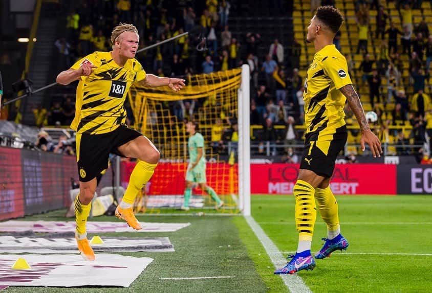 のインスタグラム：「@erling.haaland face says it all 🤣🤝!  Good way to start the season with a win! @bvb09」