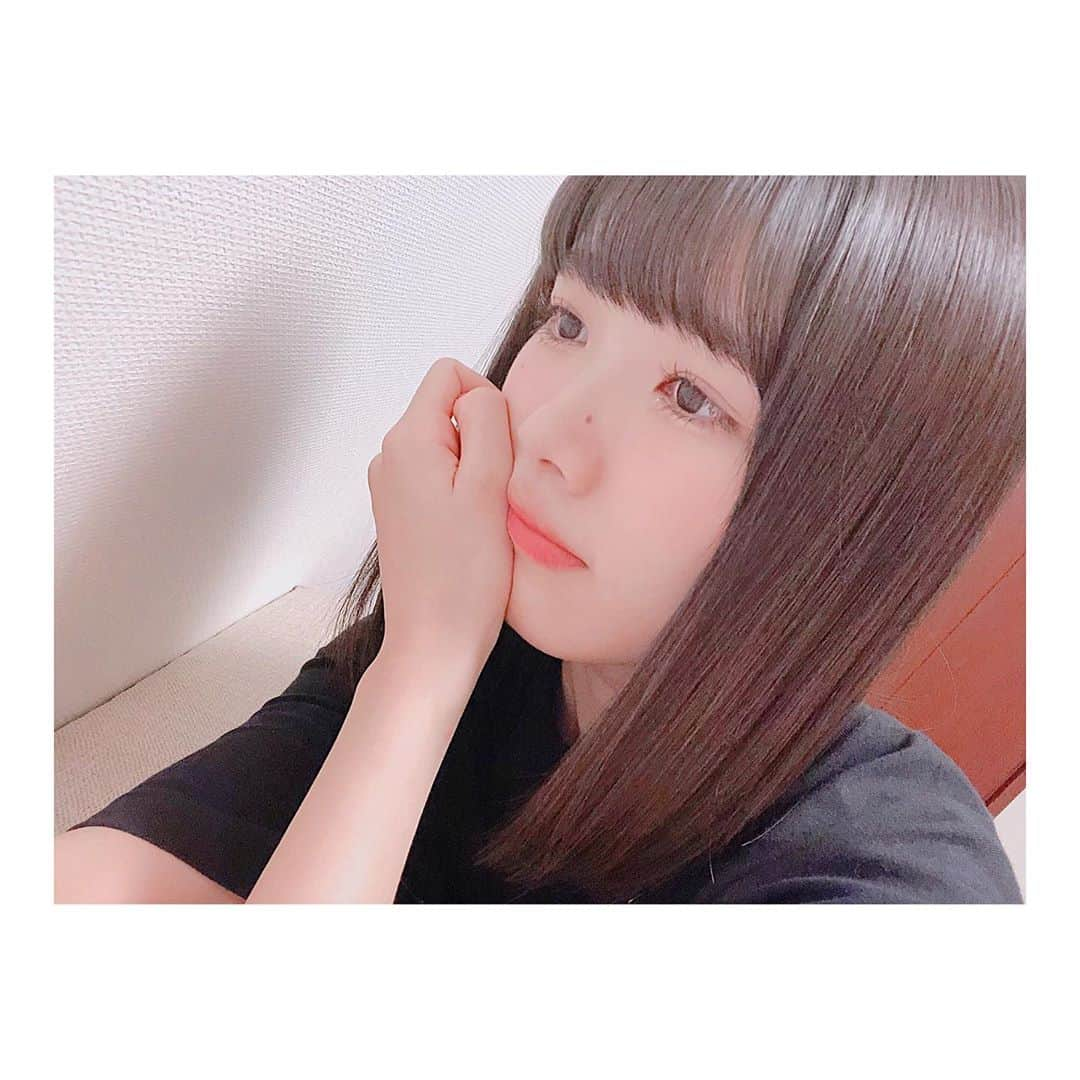 高橋麻里さんのインスタグラム写真 - (高橋麻里Instagram)「. 最近髪が伸びてきた☺️⭐︎⭐︎ . ストレートヘアのときはスタイリングの仕上げにスティーブンノルのグロススプレーをかけてます！ツヤだしスプレー！！(📷3枚目) . すっごくさらさらになるんです👼 髪がつぅるつぅるさらさらになる！！！ . . 結構前から愛用してて、本当おすすめ〜👀✌️ . . #スティーブンノル #スティーブンノルニューヨーク #STEPHENKNOLLNEWYORK #ヘアケア #ストレートヘア #グロススプレー #さらさらヘア」9月20日 5時12分 - takahashimari15