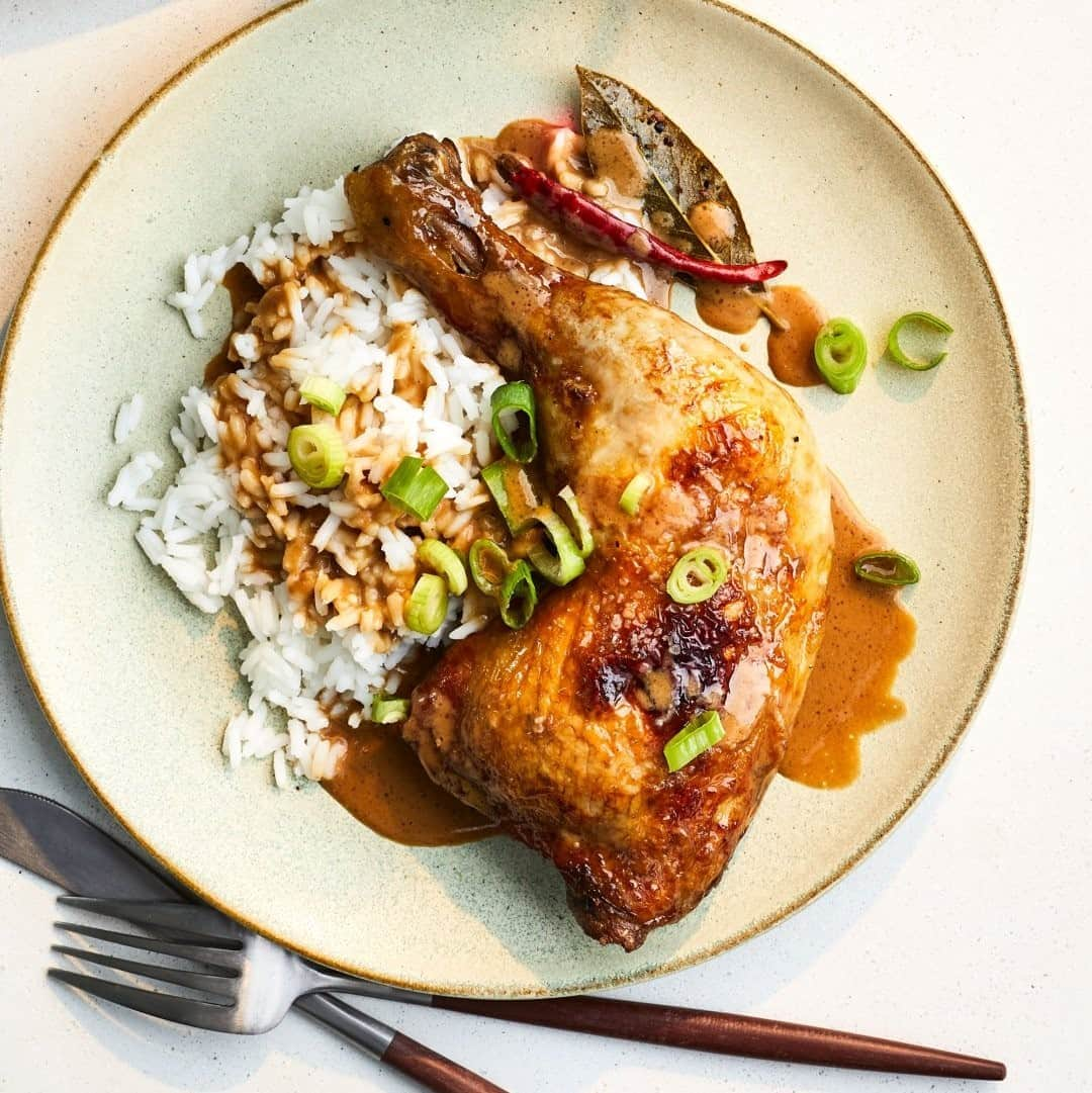 Food & Wineさんのインスタグラム写真 - (Food & WineInstagram)「Once the fall colors start turning, Master Sommelier @junerodil turns to chicken adobo, a staple in her native Philippines. The addition of coconut milk, while not part of every adobo recipe, softens the bright vinegar in this version, inspired by Rodil, who adds just enough to make the dish super wine-friendly. Pair it with a Côtes du Rhône for our dream fall meal. Tap the link in our bio for Senior Food Editor @maryfrancesheck's recipe. 📷: @protazio」9月20日 5時16分 - foodandwine