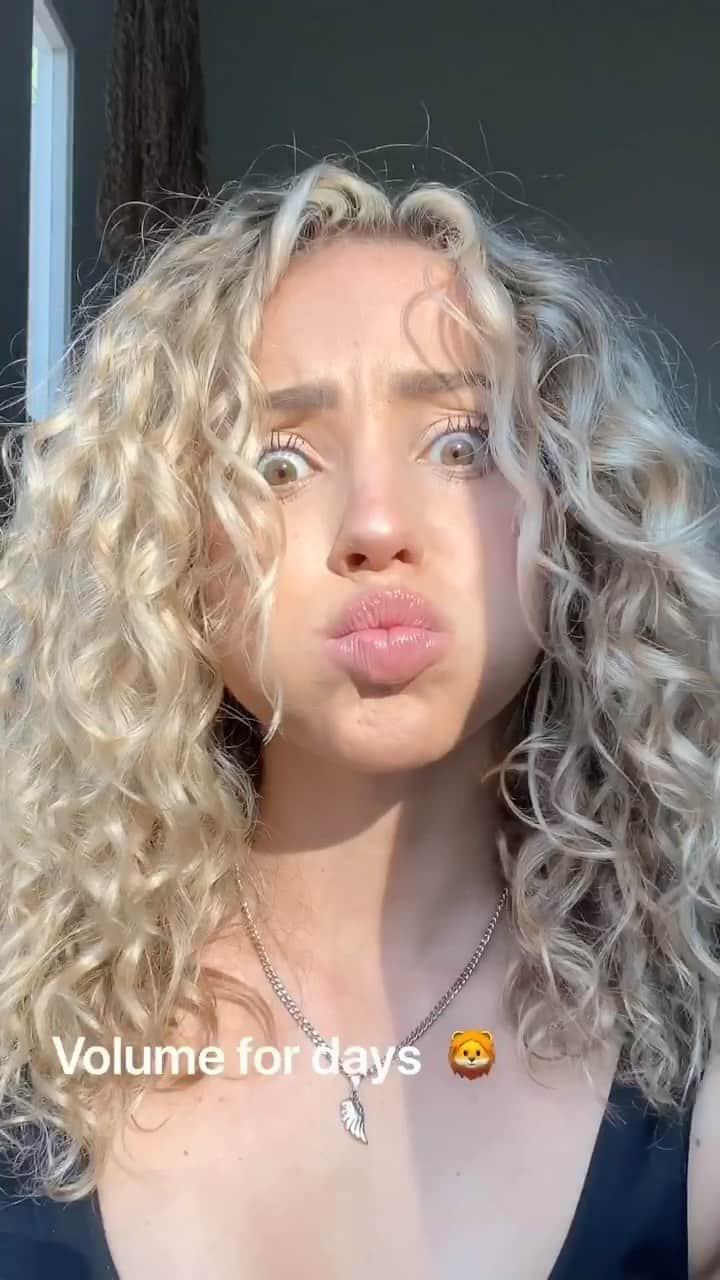 チャーリー・ジョーダンのインスタグラム：「My secret to getting volume at my roots for the 🦁 mane! @uberliss everything ⚡️ #powderbliss #uberliss perfect for greasy roots too!」