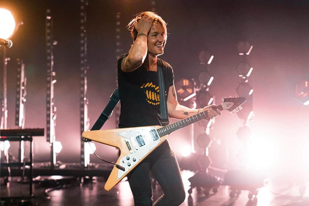 キース・アーバンのインスタグラム：「THE SPEED OF NOW Global Livestream • Re-watch today only 👉 amazon.com/keithurban」
