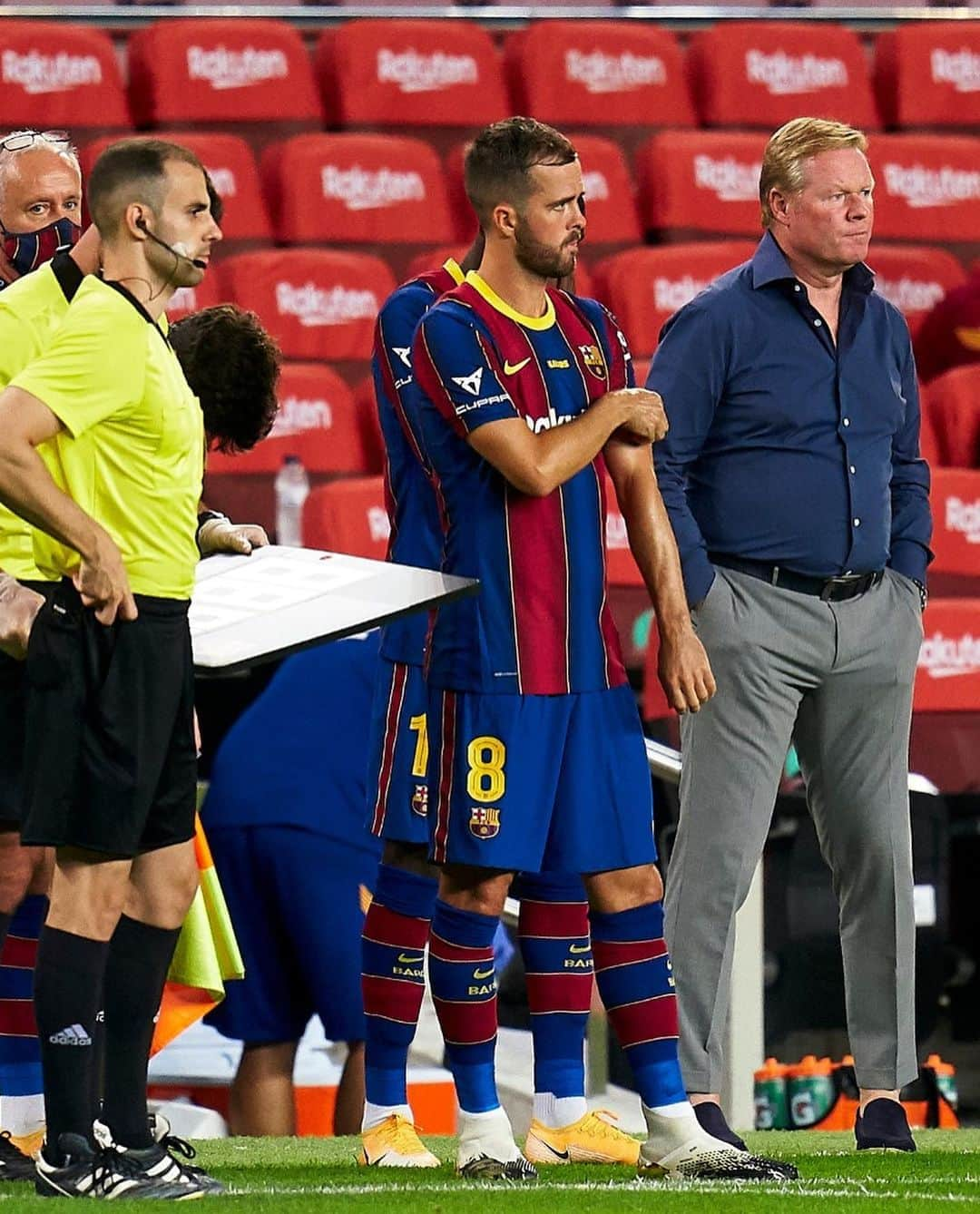 ミラレム・ピアニッチさんのインスタグラム写真 - (ミラレム・ピアニッチInstagram)「Muy feliz por mi primera vez en #CampNou 🏟️  Días llenos de emociones, vamos a probar los de la cancha 💙❤️ . Happy for my first in #CampNou 🏟️  Days full of emotions, let’s try those of the pitch 🔥 🙌 #ForçaBarça #BarçaElche」9月20日 5時26分 - miralem_pjanic