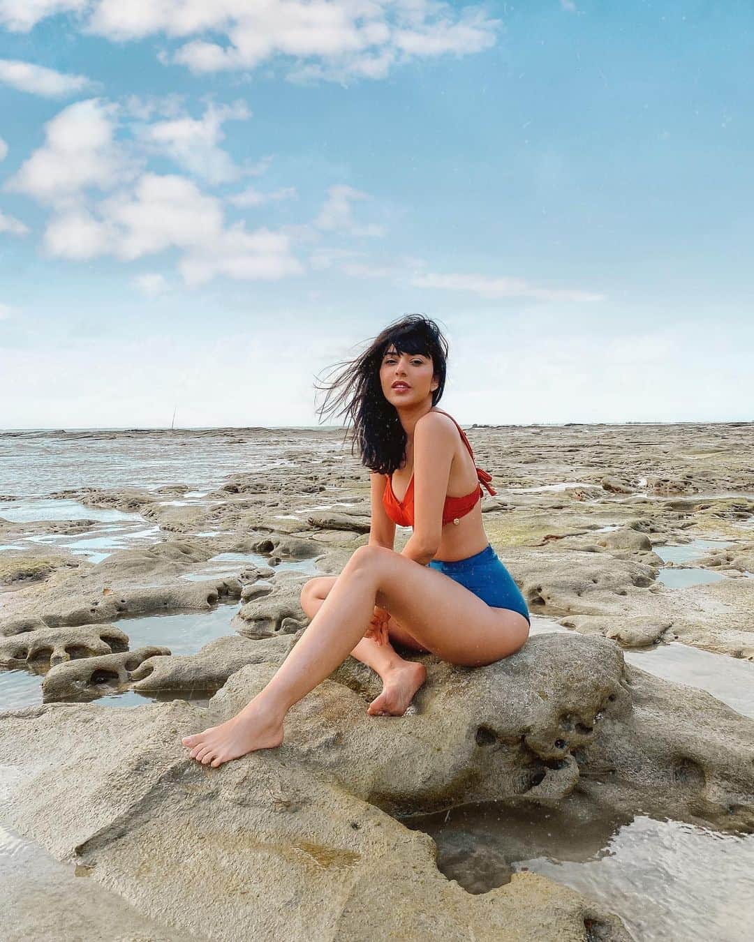 Gabriela Salesのインスタグラム：「Tão praiana ela, nem parece que mal entra nem na piscina kkk」