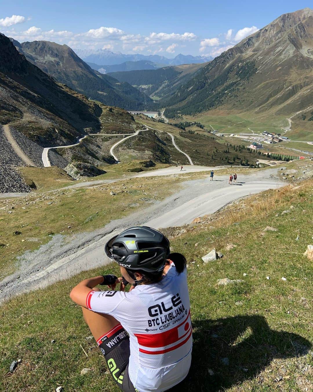 與那嶺恵理のインスタグラム：「Done & Dusted ✅ 6stages in 7days, My own #GiroAlone around Kühtai 🤪  . . Finally take breath & enjoyed view on the top 🧡  I rode down only a few minutes later though 😅it’s too cold for sweaty🥶  . . Total 🚵🏻‍♀️570km 🆙18,600m  6stages in 7days 🔥 Yes, despite I was not going real race, I was like idiot 🤡 but I enjoyed to suffer against me 🤪 Suffer & FUN = 😵50:50🤘🏻 . . #今日のエリさん　#Alecycling #altitudetraining #IAmAle #rudyproject」