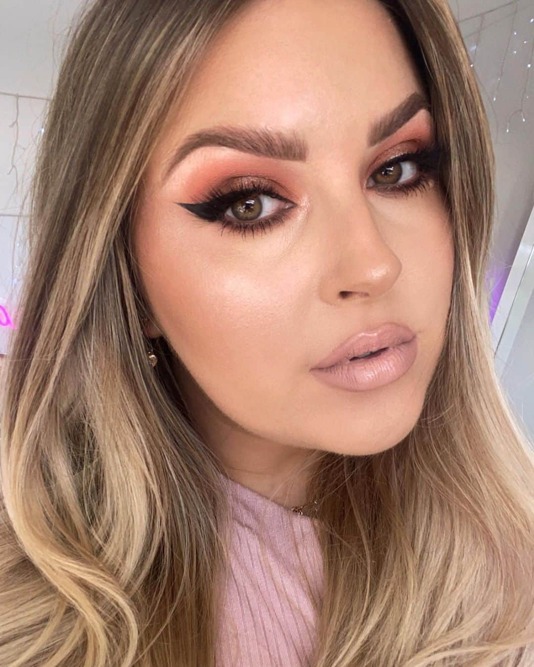 Shannonのインスタグラム：「What’s poppin 💞 (this makeup is from my new YouTube video btw) 🤪 I hope you’re all having an amazing weekend 💜」