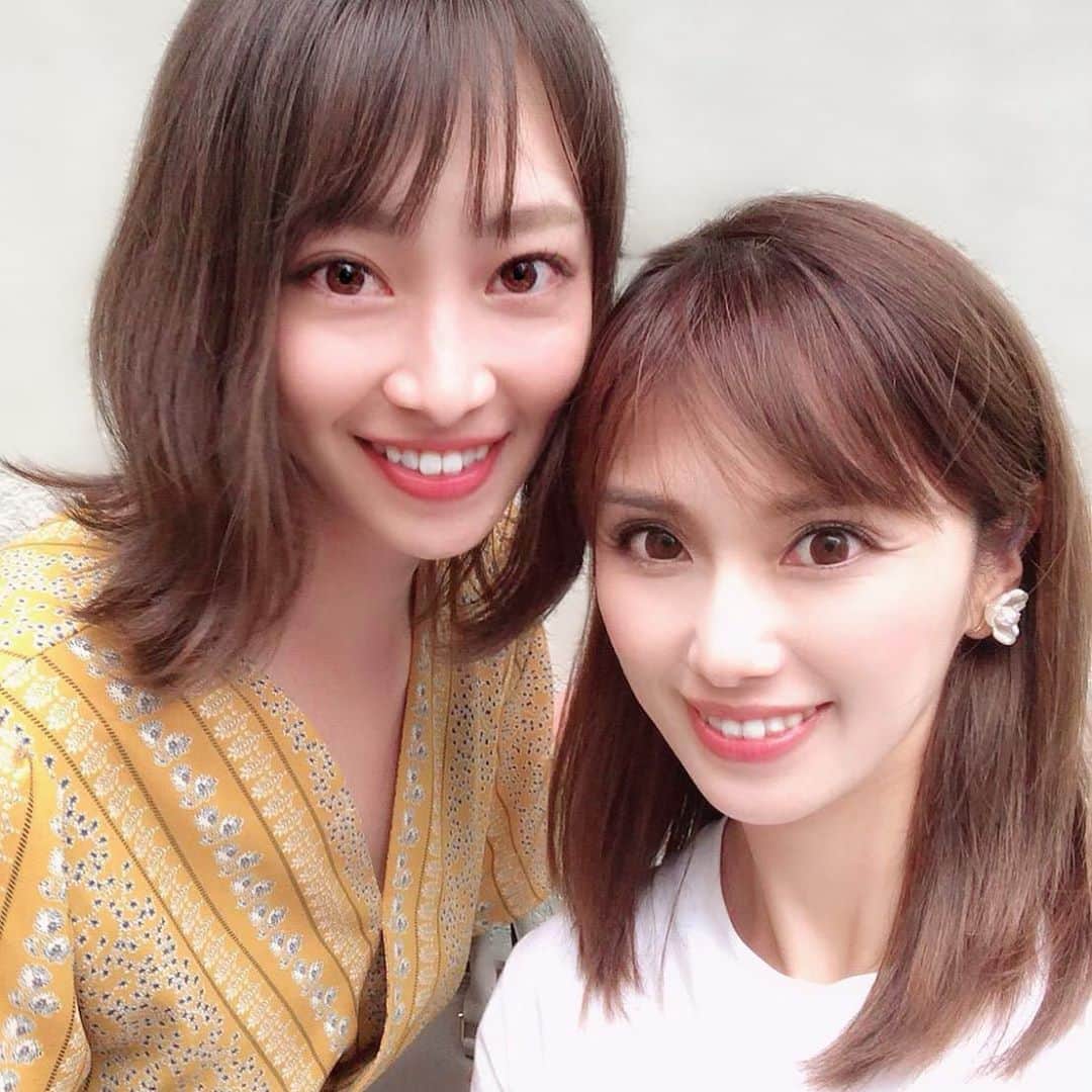 のインスタグラム：「🍷 . . ソムリエ仲間でもある彩ちゃん(@ayako_wakatsuki_ )と久々すぎる再会😍  コロナということもあり会いたいね、と言いつつなかなか会えてなかったのもあるけど、なんと今年初でした。笑 . . 同じワインスクールだったけど、同じクラスではなかったしスクールでは1度も会ったことはないので、本来なら出会うことのない私たちでしたが  縁って本当に不思議なもので、初めましての日、たまたま同じ芸能関係の仕事もしていたり共通項が多く一気に仲良くなりました😂  それから未だに仲良くしてもらってます♡ . . どんなに間隔が空いても連絡取ってなくても、タイミングが来たら絶対またどこかで会えるんだろうな〜って感覚レベルで思える人、なんか存在しない？笑  久々すぎて話が尽きず笑いっぱなし、喋りっぱなしの1日でした😂🙏  ありがとう😍  不思議な縁は大切に🤗🍀 . . #ありがとう #再会 #ソムリエ #ワインエキスパート #仲間」