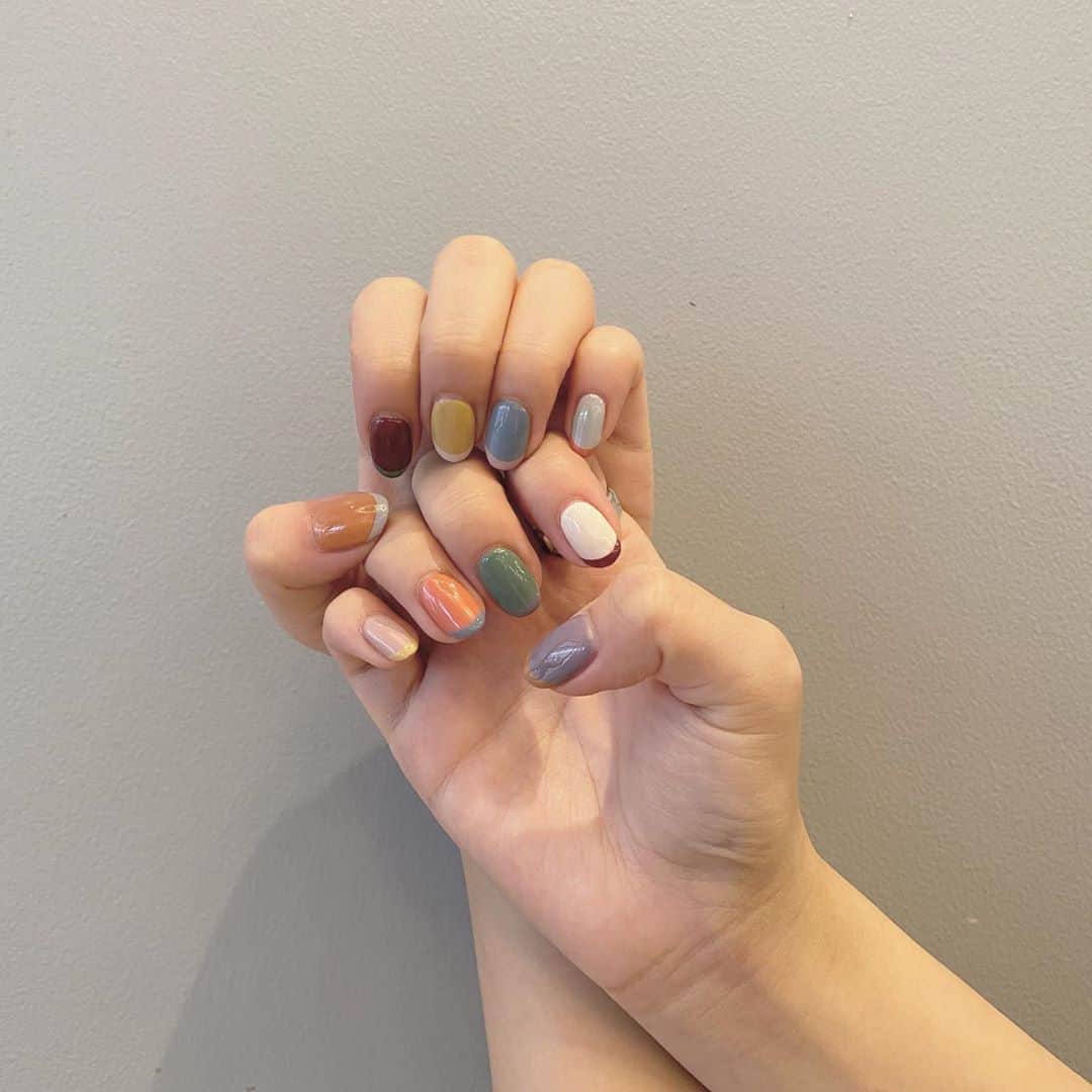 谷岡美沙紀さんのインスタグラム写真 - (谷岡美沙紀Instagram)「﻿ ﻿ カラフルネイル💅﻿ ずっと全部違う色の﻿ ネイルしたかった🥺﻿ きゃわすぎ。﻿ ﻿ ﻿ ﻿ ﻿ ﻿ ﻿ ﻿ ﻿ ﻿ #ネイル#ネイルデザイン #派手ネイル #くすみネイル#秋ネイル#ootd﻿ #nail#セルフィー#ナチュラルメイク#メイク#裸眼メイク#ジェルネイルデザイン #ジェルネイル #自撮り#カラフルフレンチ#作品撮り#フレンチネイル #ネイルアート #l4l#makeup#portrait#port#セルフネイル #make#hair#model#giri#おしゃれさんと繋がりたい #selfie」9月20日 5時49分 - misakitanioka_official